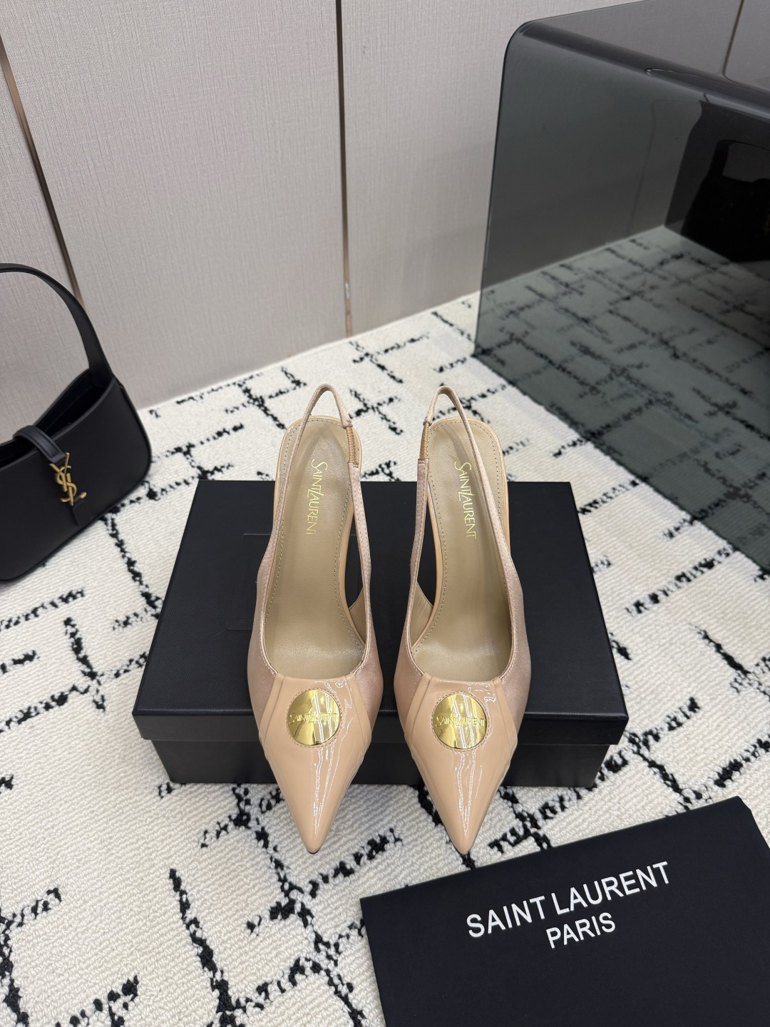 NO:921464,Top quality Saint Laurent/Yves Saint Laurent LeeYSL sister's beauty is another Saint Laurent in the world. Rose's high-heeled sandals and slippers of the same style are very good at modifying the foot shape. The luxurious metal chain. In recent years, SLP has become more and more understanding of women in high-heeled shoes and has moved away from the awkward design impression of ysl's beautiful sandals. The upper is patent leather and silk. The heel height is 10cm. The sole is leather.  Size 35-42 (40-42 customized, non-refundable and non-exchangeable), high heels and sandals, loro piana, saint laurent, saint laurent, saint laurent, sandals, high heels, slippers, real silk, Leather soles19860909顶级品质Saint Laurent / 圣罗兰LeeYSL姐姐的美丽尤物又是人间圣罗兰 Rose同款的高跟鞋凉鞋拖鞋化很好修饰脚型,奢华金属链 这几年SLP是在高跟鞋越来越懂女人了朝摒奔了款的尴尬设计印象ysl绝美凉鞋 鞋面对版漆皮真丝 跟高10cm 鞋底真皮大底 尺码35-42(40-42定制不退不换),高跟鞋凉鞋,loro piana,saint laurent,saint laurent,saint laurent,sandals,high heels,slippers,real silk,Leather soles,Women's Shoes