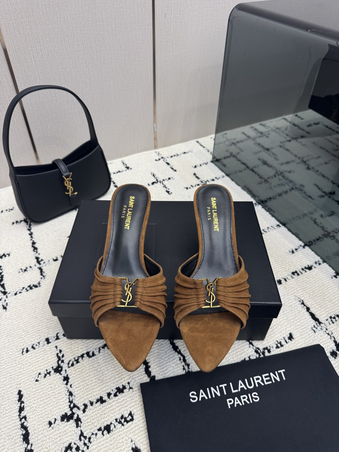 NO:921460,YSL Yves Saint Laurent summer fish mouth new high-heeled products catwalk high-heeled sandals 2026 new spring and summer series high-heeled sandals with square buckles!  Pointed-toe high-heeled slippers, how can we miss a pair of fairy shoes in the light summer? Paired with various small skirts, it doesn't matter the shape of the feet at all. The transparent sparkling diamonds show a phantom under the light. It is really too beautiful. The whiteness of the upper feet makes people look up!  The delicate crystal chain embellishes the delicate lines of the ankle, releasing infinite elegance. Explore more high-heeled shoes!  Fabric cowhide/patent leather Outsole Genuine leather outsole Size 35-42 (customized for 40, 41, 42) Heel height 6.5cm and 9cm, high heels and slippers, saint laurent, saint laurent, sandals, high heels, slippers, skirts, cowhide, Leather soles19860909YSL 圣罗兰夏季鱼嘴 高跟新品 走秀款高跟凉鞋 2026全新春夏系列后带方扣高跟凉鞋 ！ 尖头高跟拖鞋淡淡的夏日里怎么少得了一双仙女鞋 各种小裙子搭配起来 完全不挑脚型哦 通透的闪钻在光线的照耀下呈现幻彩 真的美的过分 上脚显白的让人上头！细巧水晶链饰点亮脚踝纤雅线条 释放无限优雅魅力 探索更多臻选高跟鞋！ 面料牛皮/漆皮 大底真皮大底 码数35-42（40、41、42定制） 跟高6.5cm和9cm,高跟鞋拖鞋,saint laurent,saint laurent,sandals,high heels,slippers,skirts,cowhide,Leather soles,Women's Shoes