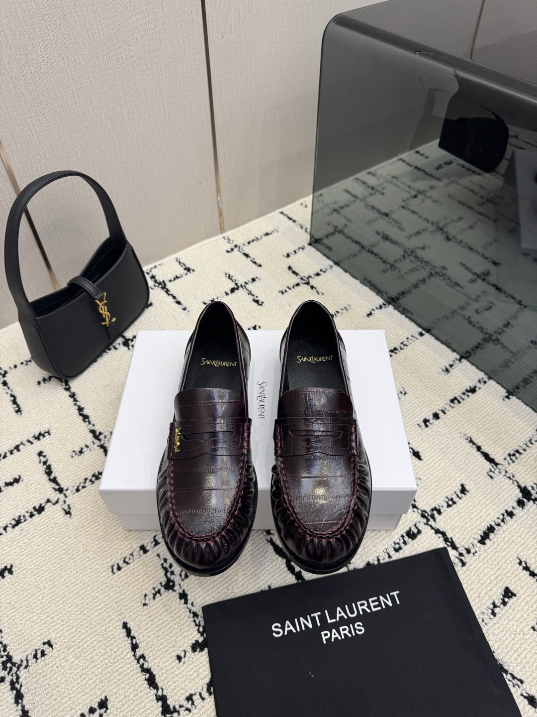 NO:925139,New colors and fabrics for women, men's size Saint Lauren*YSL Saint Laurent 26ss new product YSL small logo loafers. The iconic small logo is the soul of this pair of shoes. It is presented on the shoe body in a low-key and delicate manner. Different from the big and flamboyant logo, it is quiet but eye-catching. It outlines YSL's unique fashion DNA with simple lines and inadvertently reveals the brand's profound heritage. The classic almond-shaped design of the toe cleverly modifies the foot shape.  It visually lengthens the foot line and highlights elegance and delicacy. Whether it is paired with simple wide-leg pants or a playful short skirt, it can be easily controlled to show the charm of different styles and become the finishing touch in the look. The fabric is made of original customized leather and the inner pads are all sheepskin. Italian imported genuine leather outsole size. Women's size 35-39 (40, 41, 42, 43 customized) Men's size 40-45 (46 customized), loafers, saint  laurent,saint laurent,saint laurent,loafers,skirts,sheepskin,Leather soles19860909新增颜色面料女码 男码 Saint Lauren*YSL圣罗兰26ss新品 YSL小logo乐福鞋单鞋 标志性的小logo是这双鞋的灵魂所在 以低调而精致的姿态呈现于鞋身之上. 不同于张扬的大标识 它安静却醒目 用简洁线条勾勒出YSL独有的时尚DNA 在不经意间透露出品牌的深厚底蕴 鞋头的经典杏仁形设计 巧妙修饰脚型 在视觉上拉长足部线条 彰显优雅与秀气 . 无论是搭配简约阔腿裤 还是俏皮小短裙 都能轻松驾驭 展现不同风格魅力 成为造型中的点睛之笔. 面料采用原版定制皮料 内里垫脚均为羊皮 意大利进口真皮大底 size 女码35-39（40、41、42、43定制） 男码40-45（46码定做）,乐福鞋,saint laurent,saint laurent,saint laurent,loafers,skirts,sheepskin,Leather soles,Women's Shoes