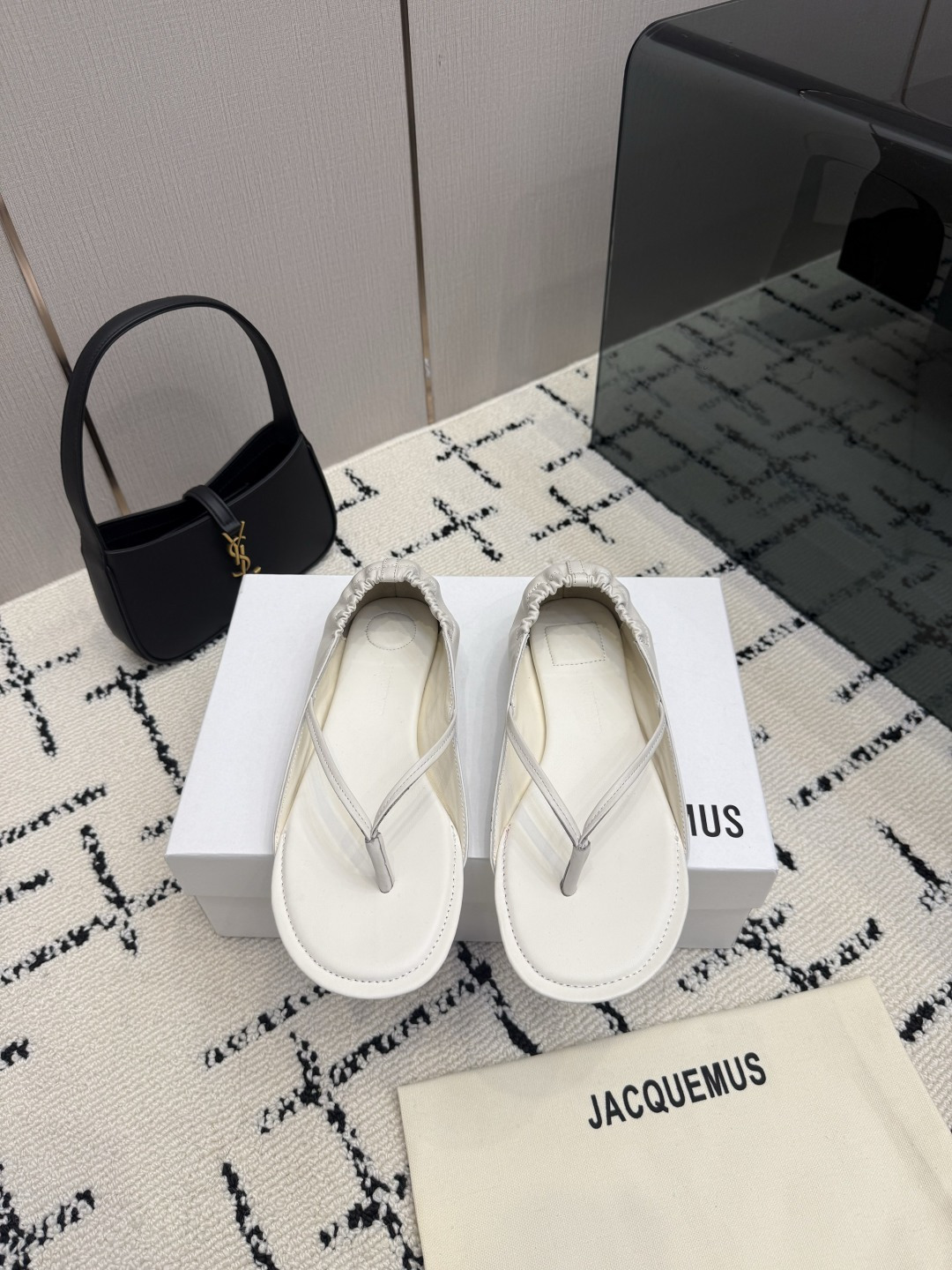 NO:925184,[JACQUEMUS Designer Brand] SND AW26 simple square toe low-heeled slippers for women, bow decoration, round toe, logo leather insole, stiletto heel, slip-on style. The fabric is full mixed sheepskin, lining sheepskin, padding sheepskin, code number 35-42 (40.41.42 custom-made), split-toe shoes, high heels, slippers, sheepskin19860909【JACQUEMUS 设计师品牌】SND AW26简约方头低跟拖鞋女款高跟鞋 蝴蝶结饰、圆头、logo皮质鞋垫、细跟、穿套式. 面料全混种羊皮 内里羊皮 垫脚羊皮 码数35-42(40.41.42定做),分趾鞋,high heels,slippers,sheepskin,Women's Shoes