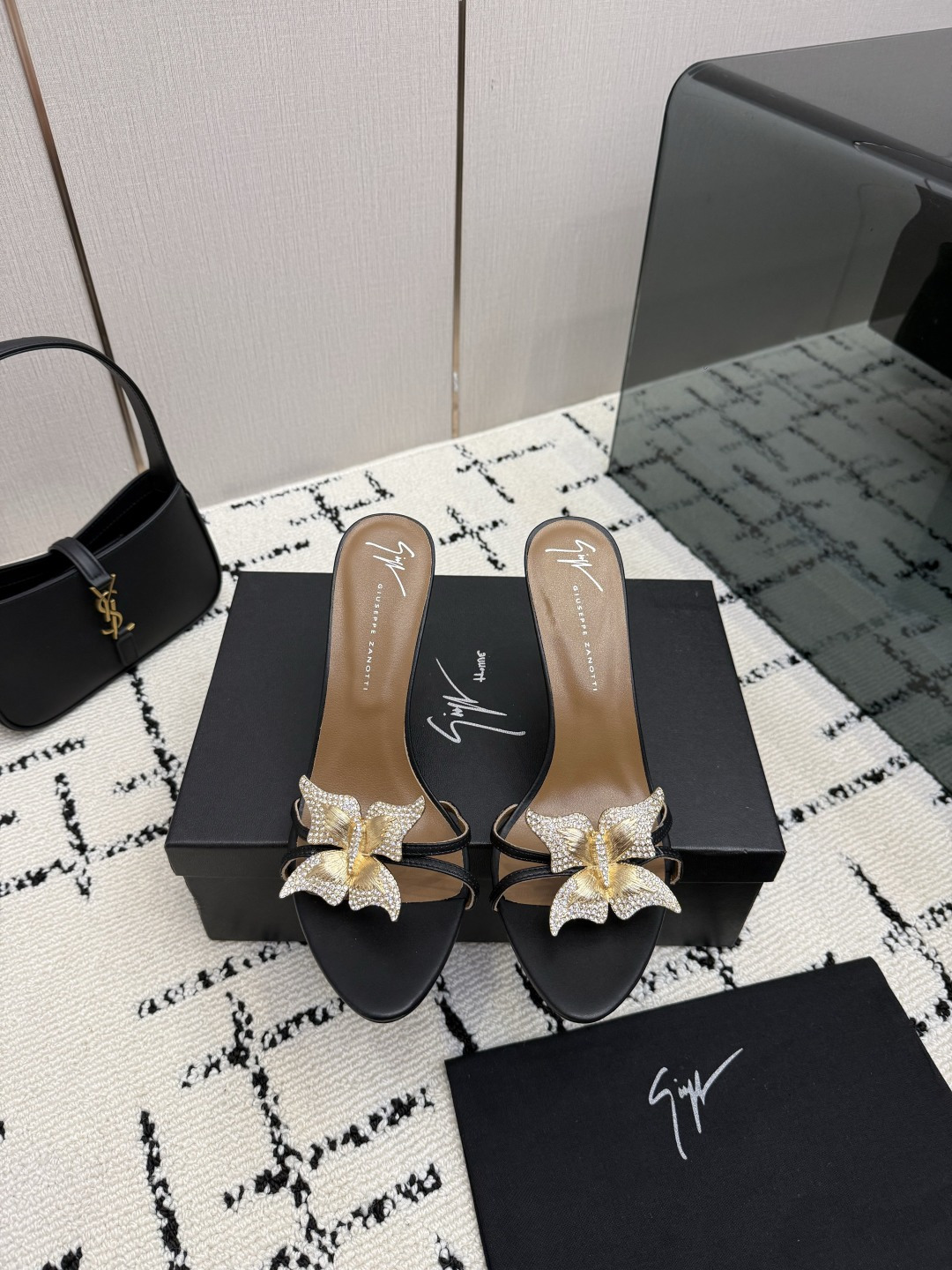 NO:925178,Giuseppe Zanotti 26ss new product. Gold flower embellished high heels really understand women's hearts. I love GZ's high-heeled shoes that are both male and female. They are indeed the brand that understands women best. They are sold out as soon as they are new. Especially the side line design is smooth, natural and slim. It makes the whole pair of shoes full of layers and feminine. No matter what your usual style is, please be sure to try it!  Upper cowhide, lining mixed sheepskin, original Italian genuine leather outsole, heel height 10cm, Size 35–41 (40, 41, 42, 43 customized, non-refundable and non-exchangeable), high heels, slippers, high heels, slippers, cowhide, sheepskin, Leather soles19860909Giuseppe Zanotti 26ss新品 金花点缀高跟鞋果然很懂女人心 GZ斩男又斩女的高跟鞋 爱了 不愧是最懂女人的品牌 上新即售空 尤其是侧面线条设计流畅自然还很显瘦 让整双鞋层次感十足又富有女人味 不管你平时什么风格 请你一定要试试它！ 鞋面牛皮 内里是混种羊皮 原版意大利真皮大底 跟高10cm Size 35–41（40、41、42、43定制不退不换）,高跟鞋拖鞋,high heels,slippers,cowhide,sheepskin,Leather soles,Women's Shoes