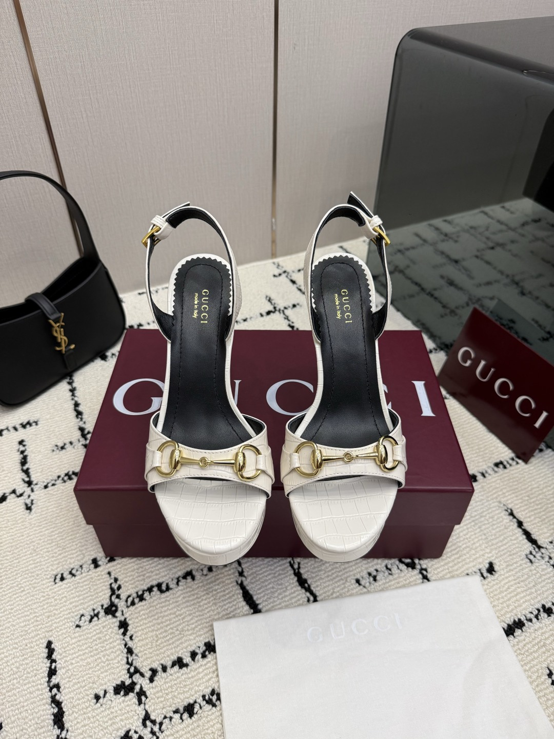 NO:925172,Gucci new product series Sandals Heel height 12cm. Front platform 2cm Premium packaging GUCCI Gentle medium-gloss open edge beads Calfskin Made in Italy Genuine leather outsole Fashionable brand LOGO, super recognizable and highly recognizable. Various products are competing for brands, and they are eager to launch super series heels first. GUCCI is not behind the Gucci Paris fashion show model  This series interprets new fashion charm and continues the ultra-high heel design. It has won the favor of well-known overseas bloggers and millions of fan bloggers. It is sold well at home and abroad and is out of stock in China. The top version is in candy color. Each color is beautiful and known. The colors are available. It adopts one-piece molding. Combination technology. Fabric patent leather. Comfortable lambskin lining. Outsole Italian leather outsole. Heel wrap leather technology. Matched with gilt bamboo heel. Size: 35 36 37 38 39 40 41  42 (40 41 42 order) (40 41 42 customized) Packaging: GUCCI full set of original packaging, high heels and sandals, gucci, sandals, high heels, cowhide, sheepskin, Leather soles19860909Gucci 新品系列 凉鞋 跟高 12cm.前水台2cm 精品包装 GUCCI  温柔中光开边珠 小牛皮 意大利制造 真皮大底  时尚的品牌LOGO持加,具有超辨高识度各品大争牌恐先推后出超系跟高列GUCCI不也落伍 Guccl巴黎时装秀场款 此系列演绎全新时尚魅力延续超高跟设计,深得海外知名博主青睐千万粉丝博主倾情演绎,畅销海内外国内已经断货,顶级版本糖果色配色,每个颜色都是绝美知知,颜色供选 采用一体成型 组合工艺 面料漆皮 内里舒适小羊皮 大底意大利真皮大底 鞋跟包面皮工艺 搭配鎏金竹节跟 码数: 35 36 37 38 39 40 41 42 (40 41 42订) （40 41 42 定做） 包装:GUCCI全套原包版装,高跟鞋凉鞋,gucci,sandals,high heels,cowhide,sheepskin,Leather soles,Women's Shoes