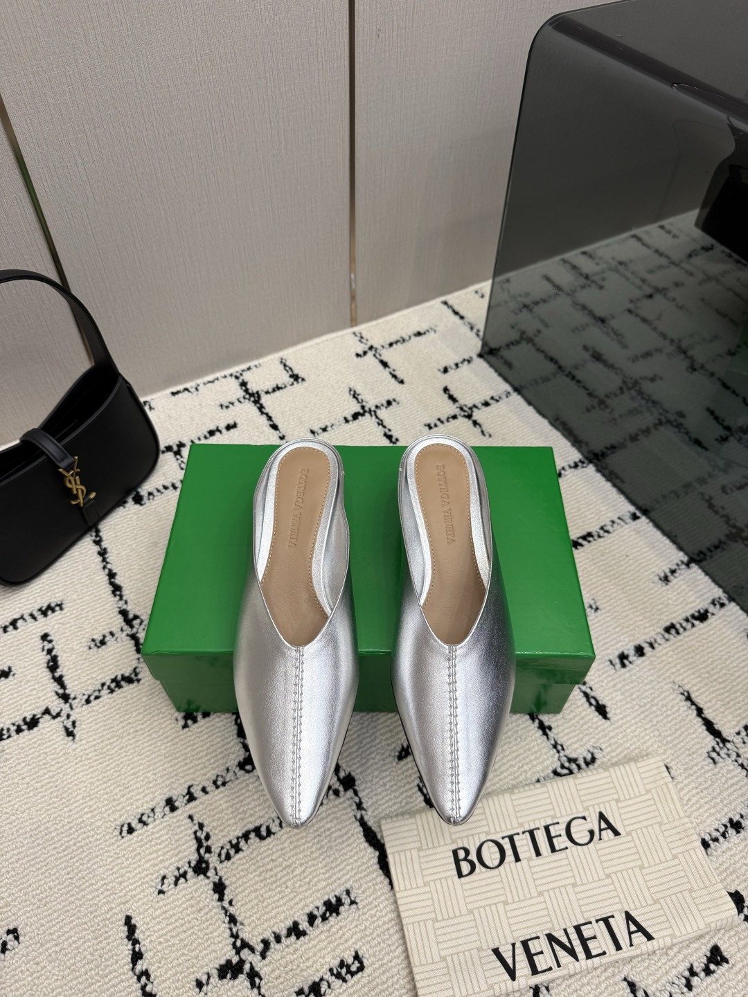 NO:930372,BV women's Vesta cat heel 4cm simple slippers gold butter leather family elements small round toe essential for commuting BV early autumn series are so beautiful. The elegant materials used in shoes are intellectual, elegant and capable. The full high-end design is beautiful~~ The fabric is made of original consistent lambskin and the shaping technology pursues the perfection of internal craftsmanship. The heels and feet are made of lambskin. Never sloppy. Original outsole craftsmanship is a classic of the brand.  The new season uses Italian genuine leather outsole with clear dyeing technology and rubber square technology. Comfortable and high-end flat design makes travel more comfortable and confident. 35 36 37 38 39 40 41 42 (customized code number of 40 41 42). Equipped with original packaging. Hot glue process logo bag, half drag, bottega veneta, slippers, sheepskin, Leather soles.19860909BV 女士Vesta 猫跟 4cm 简约 拖鞋 金色 牛油皮 家族元素 小圆头 通勤必备 BV早秋系列 都好美啊  优雅材质运用在鞋履上知性优雅干练  满满的高级感设计美美哒～～  面料选用原版一致小羊皮 以及定型科技追求内部工艺完美   鞋跟 垫脚选用小羊皮 绝不马虎 原版  大底工艺 品牌经典之作 新季选用意大利真皮大底 配合清染技术 搭配橡胶方块工艺  舒适高端 平底 设计 让出行更舒适 自信   35 36 37 38 39 40 41 42  (40 41 42定制码数)  配置原版包装 烫胶工艺logo布袋,半拖,bottega veneta,slippers,sheepskin,Leather soles,Women's Shoes