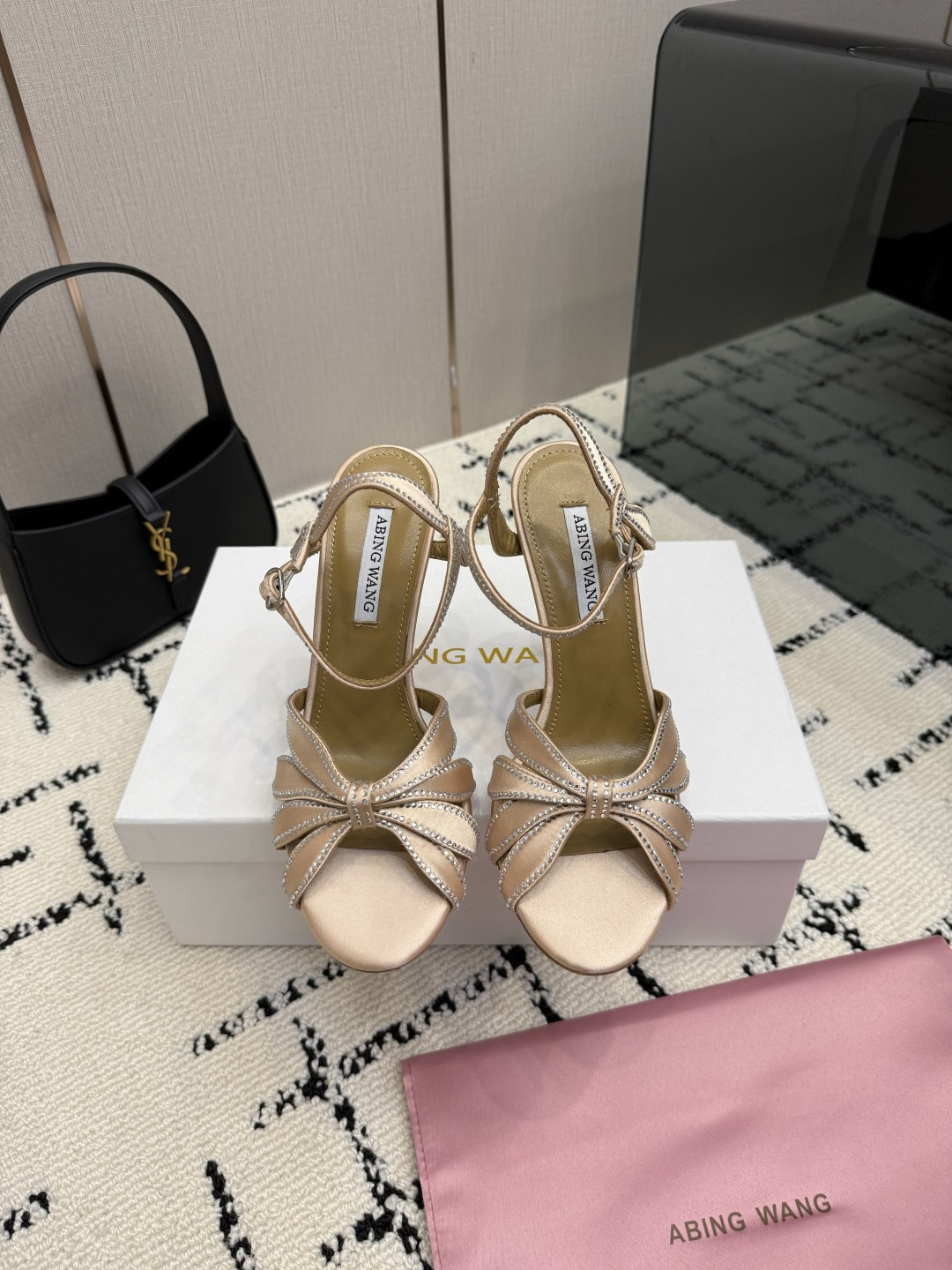 NO:930460,The popular ABING WANG high-heeled shoes have launched this charming single product. Beautiful torture tools, made of dignified and elegant pointed toe shoes with deep shoe openings. Genuine leather outsole Upper satin rhinestones Size 35-43 (40.41, 42, 43 need to be customized), high-heeled sandals, sandals, high heels, Leather soles19860909爆款ABING WANG高跟鞋 推出了这款散发着迷人魅力的单品.美丽刑具,制作于设有深鞋口的尖头鞋身端庄典雅. 鞋底真皮大底 鞋面缎面水钻 码数35-43(40.41,42,43需定做),高跟鞋凉鞋,sandals,high heels,Leather soles,Women's Shoes