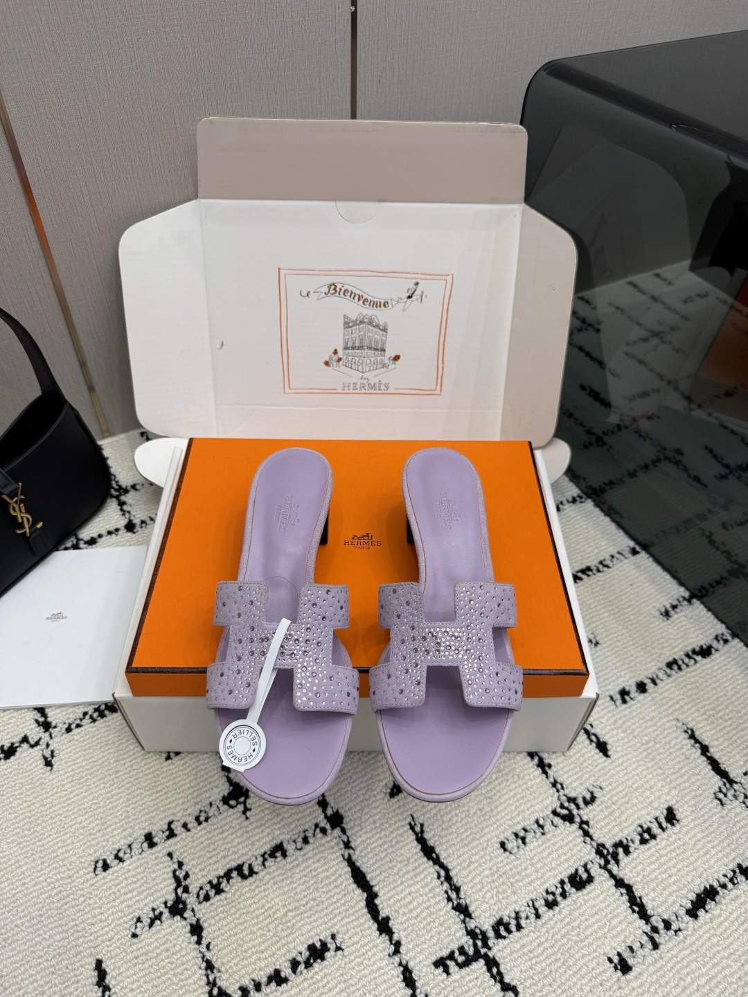 NO:930422,Purchasing level (with airplane case) Hermer/Hermès classic slippers. The kelly buckle is cool, full of high-end feeling, good appearance and comfort. The pointed toe design elongates the leg line, making the feet appear more slender, adding a feminine elegance. The fabric is made of imported pattern cloth, the inner foot pads are all mixed sheepskin, and the Italian imported cowhide outsole  Size35-39 (40/41/42 customized), slippers, hermes, hermes, slippers, cowhide, sheepskin19860909代购级 (配飞机盒) Hermer/爱马仕经典拖鞋 kelly扣酷酷的 高级感满满 颜值和舒适度都很友好 尖头设计拉长腿部线条 使脚部显得更加纤细 增添女性的优雅气质. 面料采用进口花纹布 内里垫脚均为混种羊皮 意大利进口牛皮大底 Size35-39（40/41/42定制）,拖鞋,hermes,hermes,slippers,cowhide,sheepskin,Women's Shoes