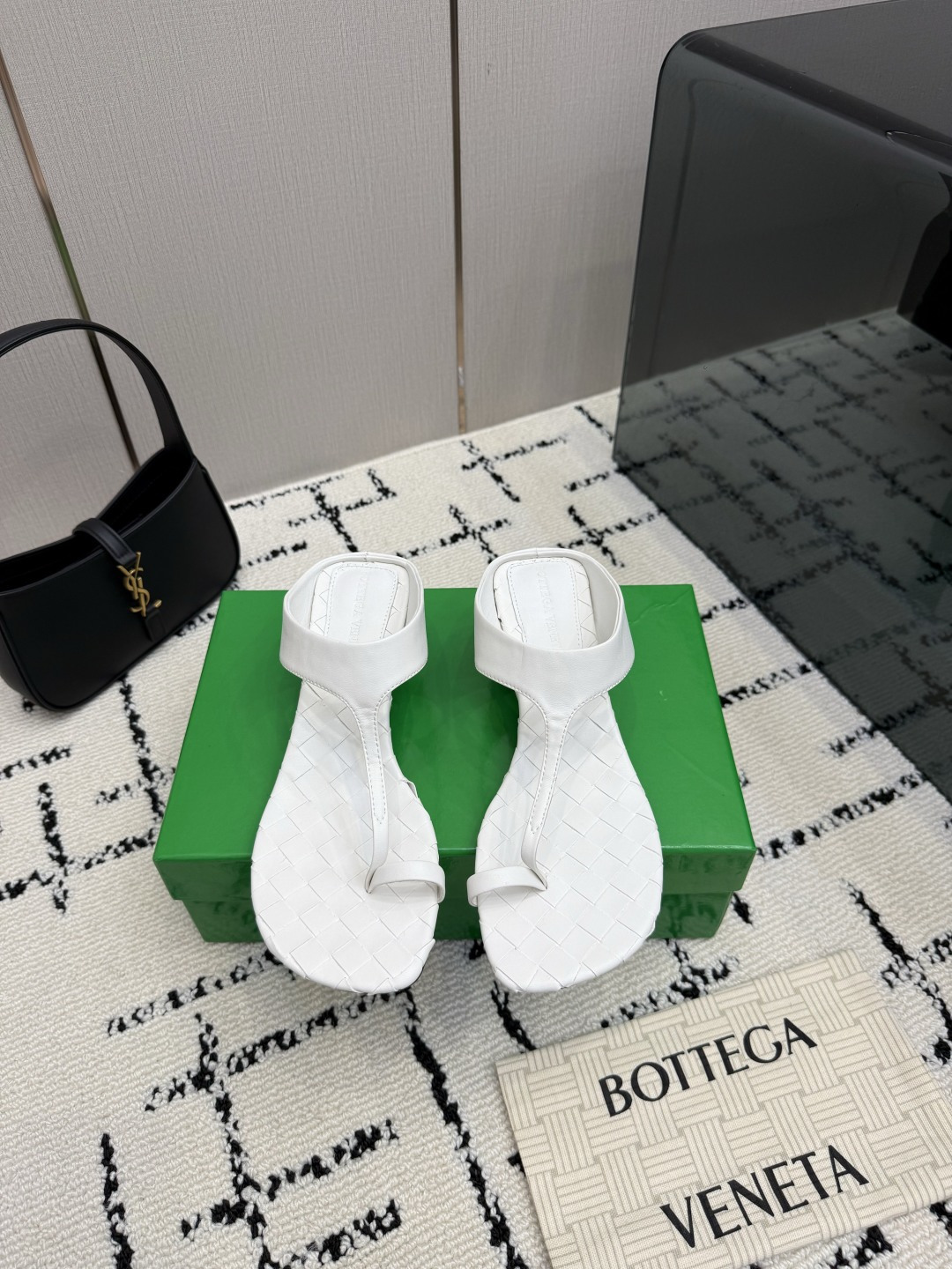 NO:930412,BV women's Livia thong sandals series slippers 12 mm grade woven shoes hand-woven alabaster white woven this classic model is simply BV's latest ceiling Heel height 4cm Simple piece of leather with 12 mm strips Hand-woven high-end and comfortable The fabric is made of high-quality calfskin The foot pad is lined with sheepskin, which is comfortable and high-end  The shoe bag uses glue printing logo technology, which is the most high-end in the market. Hot melt glue is used to shape the toe and heel. It is easy to rebound and does not deform. The upper stitching is made by an Italian computer sewing machine. The workmanship is fine. The original packaging is selected. 35 36 37 38 39 40 41 42 43 (40 41 42 43 customized), split-toe shoes, bottega  veneta,sandals,slippers,cowhide,sheepskin,leather soles19860909BV 女士Livia夹趾凉鞋 系列拖鞋 12 毫米级 编织单鞋 手工编织  雪花岩白色 编织 这款经典款 简直bv最新天花板啦 跟高 4cm  简约一块皮12 毫米抽条  手工编织而成 高档舒适 面料选用优质小牛皮 垫脚羊皮内里舒适高端 大底选用意大利真皮大底&注塑橡胶工艺 运用轻染工艺 对标对版 选用原版包装 鞋子布袋采用印胶logo工艺 市场最高端 采用热熔胶定型鞋头 后跟 易回弹不变形  鞋面车线选用意大利电脑针车 做工精细 选用原版包装 35 36 37 38 39 40 41 42 43 （40 41 42 43 定制）,分趾鞋,bottega veneta,sandals,slippers,cowhide,sheepskin,Leather soles,Women's Shoes
