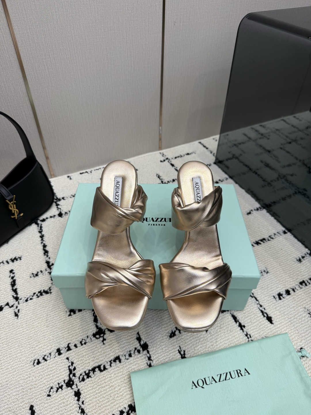 NO:930401,Aquazzura2026 new sandals classic version upgraded model purchasing quality!  !  .The square toe design highlights elegance, and the high heels give you a confident style. Wear it, as if flowers are growing under your feet, and you can enjoy the ultimate romance and luxury with every step. 2273-1 _______________________ * Full set of packaging. * Original custom-made upper fabric * Lining Sheepskin * Sole Italian leather outsole * Heel height 8cm * Size: 35-43 (40 41 42  43 Customized (non-refundable), high heels and slippers, sandals, high heels, slippers, sheepskin, Leather soles19860909Aquazzura2026新款凉鞋 经典版升级款 代购品质！！.方头设计凸显优雅,高跟赋予自信风采.穿上它,仿佛脚下生花,步步生香,尽享极致的浪漫与奢.2273-1 _____________________________ * 全套包装. * 鞋面原版定制面料 * 衬里 羊皮 * 鞋底 意大利真皮大底 * 跟高 8cm * 码数: 35－43（40 41 42 43定做不退换）,高跟鞋拖鞋,sandals,high heels,slippers,sheepskin,Leather soles,Women's Shoes