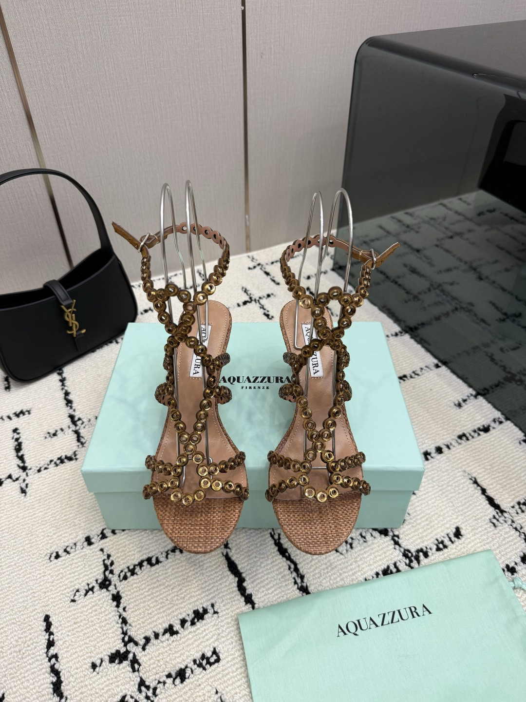 NO:930392,Aquazzura2026 new sandals classic version upgraded model purchasing quality!  !  !  Original development!  !  !  Swarovski rhinestone round-toe high-heeled sandals are like fairy shoes from a fairy tale. The Swarovski rhinestones are dazzling, like stars inlaid on them, each one exuding dreamy light. The round-toe design highlights elegance, and the high heels give a confident style. Wearing these, it feels like flowers are growing under your feet, and every step is fragrant, and you can enjoy the ultimate romance and luxury. 2273-1 _______________________ * Full package. * Original custom-made upper fabric *  Lining Sheepskin * Sole Italian leather outsole * Heel height 8cm * Size: 35-43 (40 41 42 43 is custom-made and non-returnable), high-heeled sandals, sandals, high heels, sheepskin, Leather soles19860909Aquazzura2026新款凉鞋 经典版升级款 代购品质！！！ 原版开发！！！ 施华洛奇水钻圆头高跟凉鞋,宛如从童话中走来的仙履.施华洛奇水钻璀璨耀眼,如同繁星点点镶嵌其上,每一颗都散发着梦幻的光芒.圆头设计凸显优雅,高跟赋予自信风采.穿上它,仿佛脚下生花,步步生香,尽享极致的浪漫与奢.2273-1 _____________________________ * 全套包装. * 鞋面原版定制面料 * 衬里 羊皮 * 鞋底 意大利真皮大底 * 跟高 8cm * 码数: 35－43（40 41 42 43定做不退换）,高跟鞋凉鞋,sandals,high heels,sheepskin,Leather soles,Women's Shoes