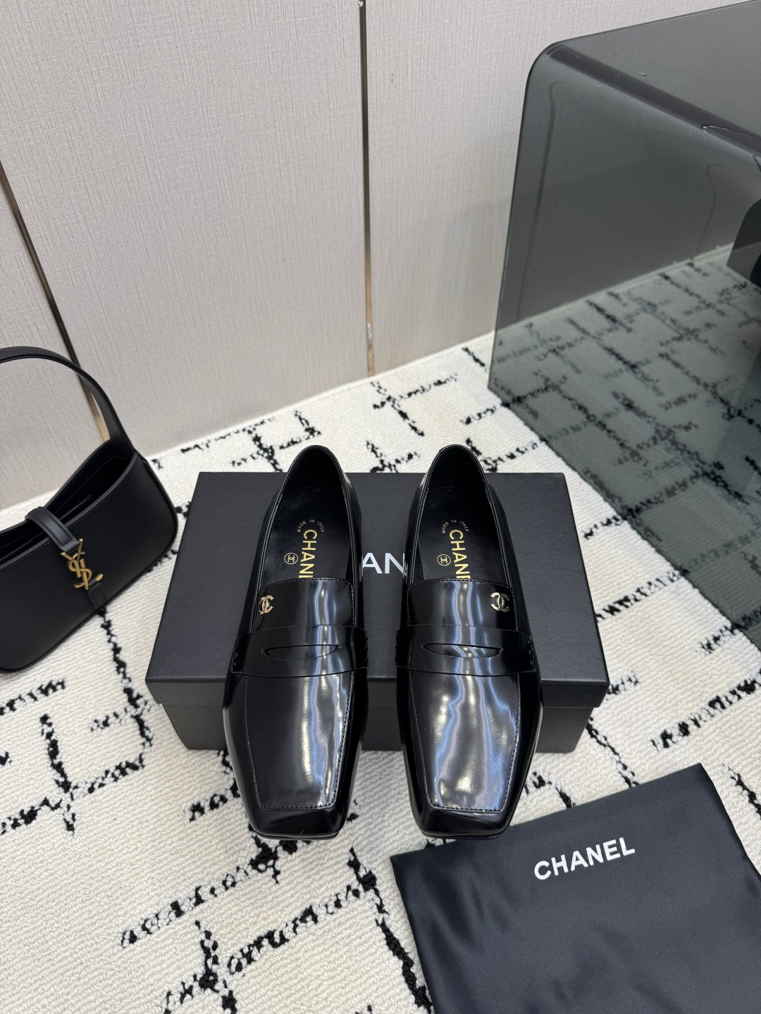 NO:958143,CHANEl｜Xiaoxiang 26B new product Double C square toe bright leather flat sandals slippers loafers Classic double C embellished on the shoe body Square toe silhouette neat and elegant Bright leather with soft luster Flat design is easy to walk without getting tired Super suitable for daily commuting Easily control multiple dressing styles The retro atmosphere is directly full The delicate texture is hidden in every detail It is a versatile treasure in the shoe cabinet Paired with trousers, it is smart and cool  Wear a skirt to show your elegance and intellectuality. It is low-key and can hardly conceal your high-end aura. It comes with a noble soft-focus filter on your feet. It is a classic style that will never go out of style. You will never regret buying it. You won’t regret it even if you close your eyes. It can easily enhance the overall quality of the outfit. It is a must-have for exquisite girls’ shoe cabinets. Every step is calm and elegant. It is the soul of spring and summer wear. It is a must-have treasure for a proper shoe cabinet!  The fabric is made of original customized leather, and the lining is made of sheepskin. Italian imported genuine leather outsole size35-39 (customized 40/4142), half-slip sandals, chanel, loafers, sandals, slippers, skirts, sheepskin, Leather soles19860909CHANEl｜小香26B新品双C 方头亮皮平底凉鞋拖鞋乐福鞋 经典双C缀于鞋身 方头廓形利落显秀气 亮面皮革泛着柔润光泽 平底设计好走不累 日常通勤超适配 轻松驾驭多元穿搭风格 复古氛围感直接拉满 细腻质感藏于每处细节 是鞋柜里的百搭宝藏款 配西裤干练又飒爽 搭半裙尽显柔雅知性 低调难掩高级气场 上脚自带贵气柔焦滤镜 经典款永不过时 入手绝对不会后悔 闭眼入也完全不踩雷 轻松拉高整体穿搭质感 精致女生鞋柜必备 每一步都从容又优雅 春夏穿搭的灵魂单品 妥妥鞋柜刚需宝藏款！ 面料采用原版定制皮料 内里踮脚均为羊皮 意大利进口真皮大底 size35-39（40/4142定制）,半拖凉鞋,chanel,loafers,sandals,slippers,skirts,sheepskin,Leather soles,Women's Shoes