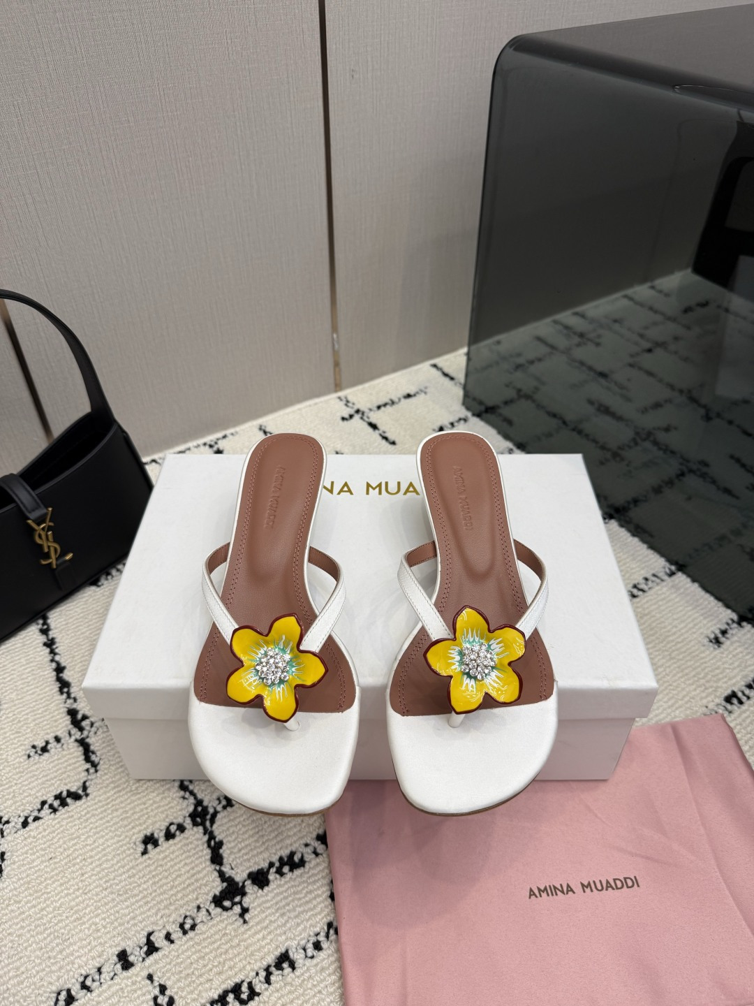 NO:958200,(No refunds, only code exchange) Amina Muaddi beautiful low-heeled sandals, authentic 1:1 replica, top quality, buy the original version, develop sunflower rhinestone buckle, mold customization (it took 2 months to get the effect) AM's new product this year, full of high-end sense, it is Jimei's dream shoe!  Love it, love it!  The foot pads are all removed from the original 1:1 color card and logo font design. Italian leather outsole. Injection molding process. Heel height 6.5cm. Size 35-42 (40.41.42 non-refundable). Split-toe shoes, sandals, Leather soles19860909(不退只换码） Amina Muaddi美矮跟凉鞋  正品1:1 复刻 顶级品质  购买原版 开发 太阳花水钻扣 开模定制（历尽2个月才出来效果） AM今年新品 高级感十足 就是 集美们的梦中情鞋！爱了 爱了！ 垫脚都是拆掉原版1:1对色卡 以及logo字体设计 意大利真皮大底 注塑工艺 跟高 6.5cm 码数 35-42 (40.41.42不退换）,分趾鞋,sandals,Leather soles,Women's Shoes