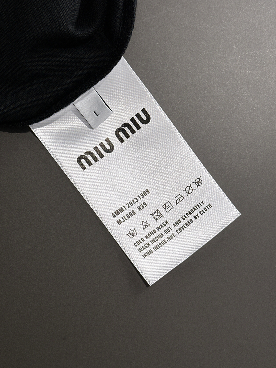  MIU 2025SS春夏最新款圆领时尚短袖T恤，官网同步，专柜纯棉面料！贴肤舒适，耐看又好穿，经典简约