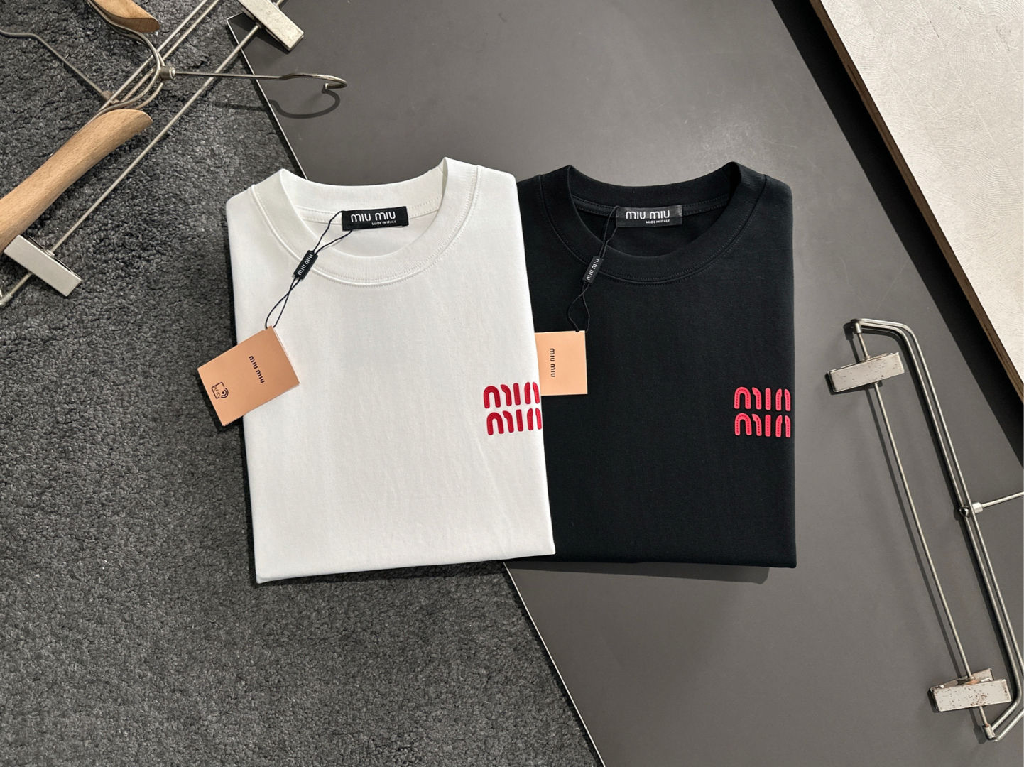  MIU 2025SS春夏最新款圆领时尚短袖T恤，官网同步，专柜纯棉面料！贴肤舒适，耐看又好穿，经典简约