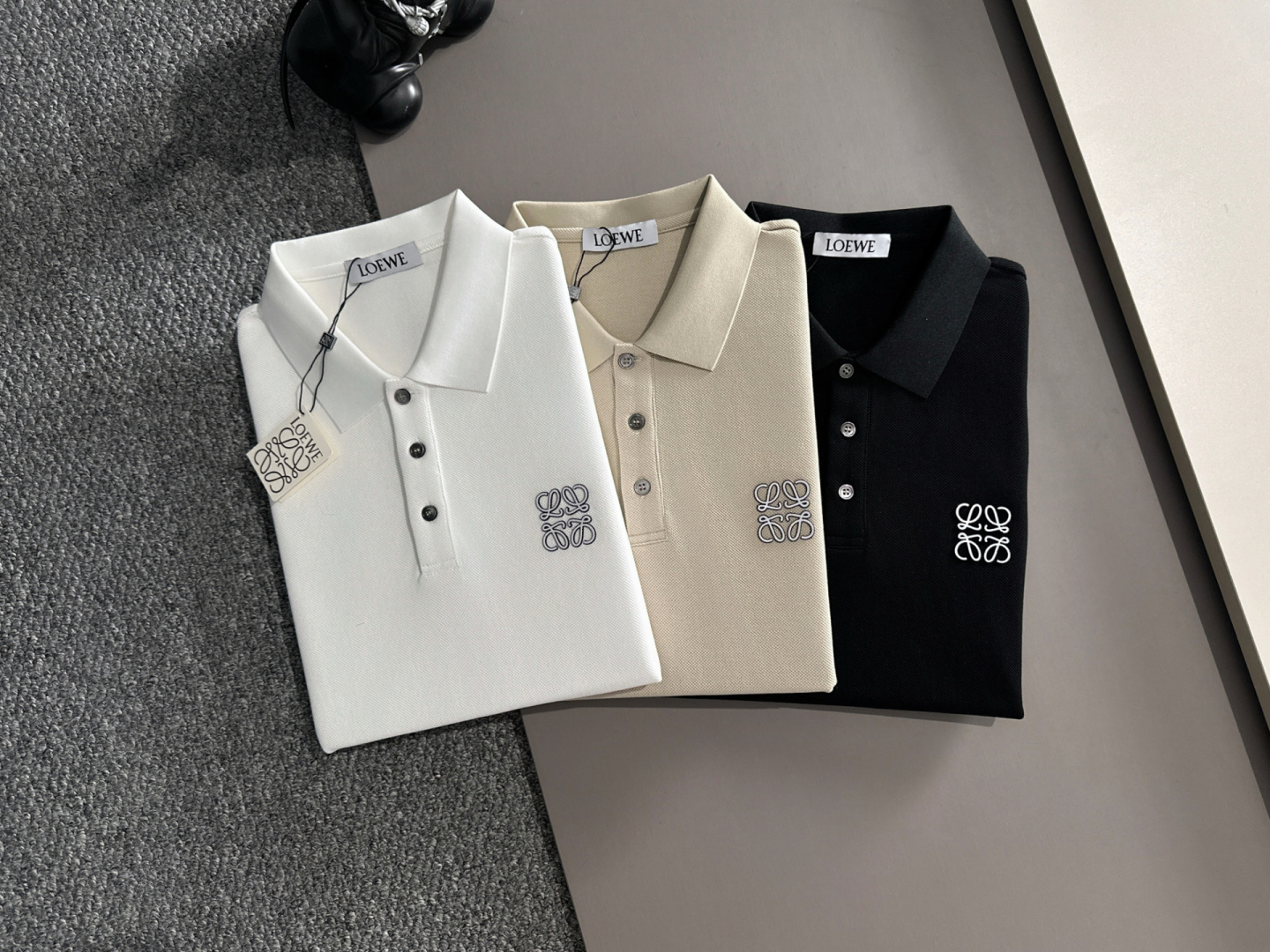 NO:471249,Loewe/Luo Yiwei New products for spring and summer 2025 are available in new products, complete three standards, lapel short-sleeved POLO shirts, no need to introduce too much good products, look at the details, counter number M-XXXL 175/140 Suggestions,,,loewe,loewe,T-shirt,alexander wang19860909Loewe/罗意威 2025年春夏新品上新 三标齐全 翻领短袖POLO衫 好货不用过多介绍 看细节 专柜码数M-XXXL 175/140建议L,,,loewe,loewe,T-shirt,alexander wang,Men's clothing