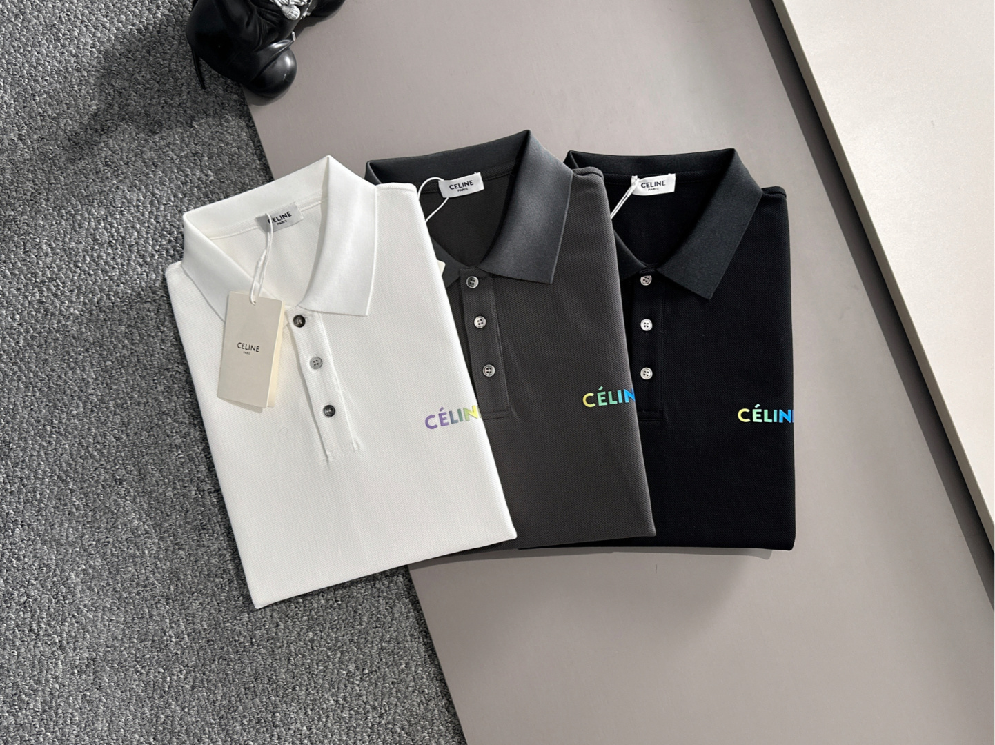 NO:471265,Celine/Celine 2025 Spring and Summer New Products are available, complete three standards, lapel short-sleeved POLO shirt, good products do not need to be introduced too much, look at the details, counter number M-XXXL 175/140 Suggestions L,,,celine,celine,T-shirt,alexander wang19860909Celine/赛琳 2025年春夏新品上新 三标齐全 翻领短袖POLO衫 好货不用过多介绍 看细节 专柜码数M-XXXL 175/140建议L,,,celine,celine,T-shirt,alexander wang,Men's clothing