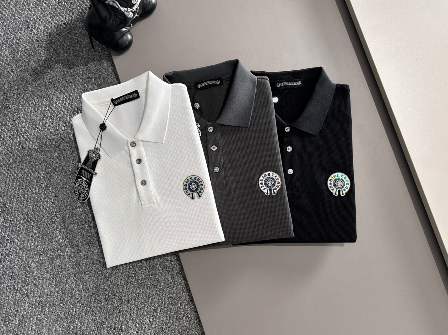 NO:471290,Ch/Croxin 2025 new spring and summer products are available, complete three standards, lapel short-sleeved POLO shirt, good products do not need to be introduced too much, look at the details, counter number M-XXXL 175/140 Suggestions L,,,,chrome hearts,T-shirt,alexander wang19860909Ch/克罗心 2025年春夏新品上新 三标齐全 翻领短袖POLO衫 好货不用过多介绍 看细节 专柜码数M-XXXL 175/140建议L,,,chrome hearts,T-shirt,alexander wang,Men's clothing