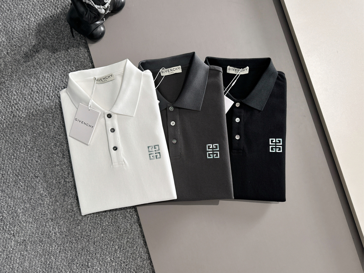NO:471294,Givenchy 2025 Spring and Summer New Products are available, complete three standards, lapel short-sleeved POLO shirt, no need to introduce too much good products, look at the details, counter number M-XXXL 175/140 Suggestions,,, givennchy, T-shirt, alexander wang19860909纪梵希 2025年春夏新品上新 三标齐全 翻领短袖POLO衫 好货不用过多介绍 看细节 专柜码数M-XXXL 175/140建议L,,,givenchy,T-shirt,alexander wang,Men's clothing