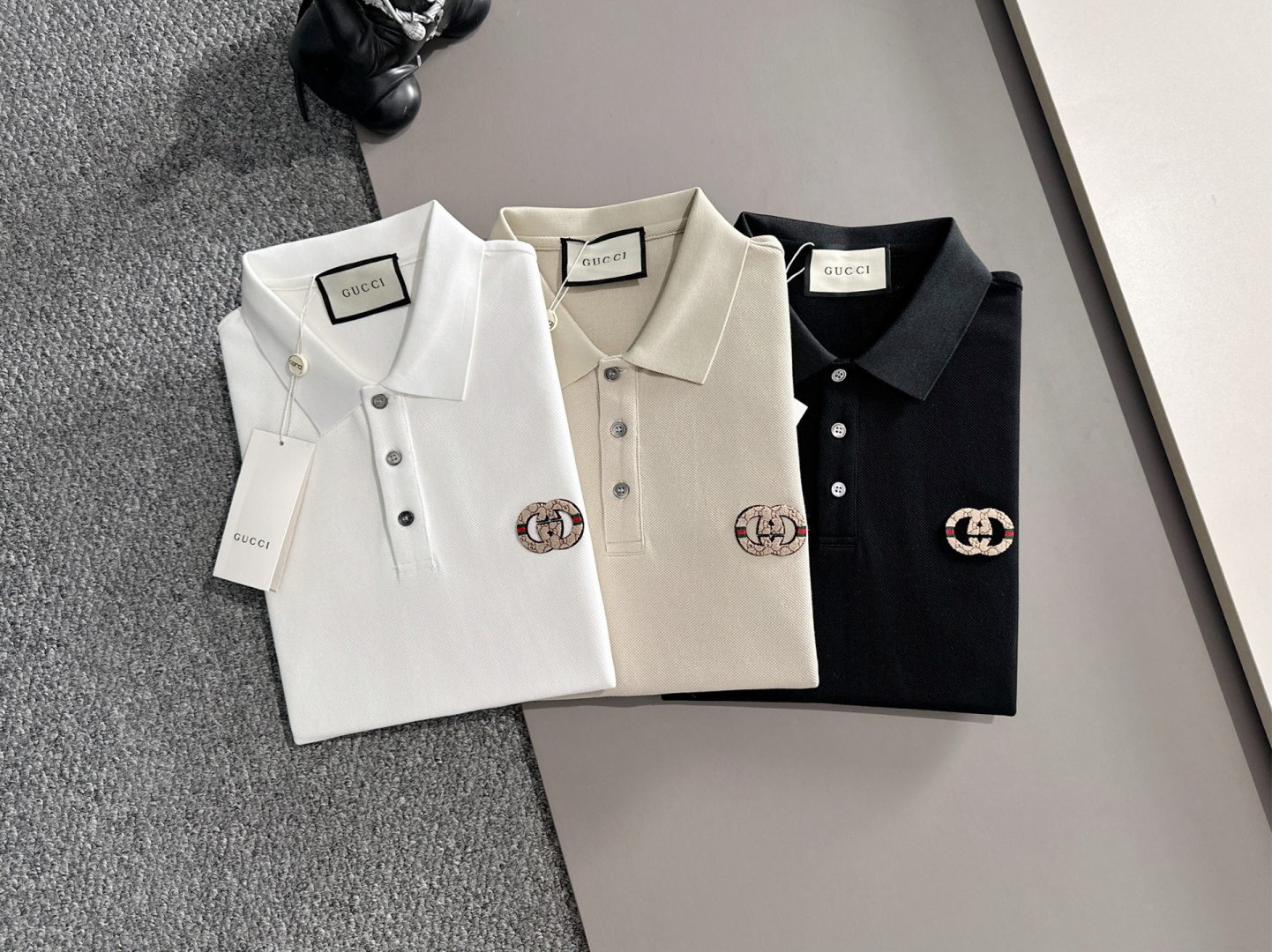 NO:471256,Gucci/Gucci New products for spring and summer 2025 are available in new products, complete three standards, lapel short-sleeved POLO shirt, good products do not need to be introduced too much, look at the details, counter number M-XXXL 175/140 Suggestions L,,,gucci, T-shirt, alexander wang19860909Gucci/古奇 2025年春夏新品上新 三标齐全 翻领短袖POLO衫 好货不用过多介绍 看细节 专柜码数M-XXXL 175/140建议L,,,gucci,T-shirt,alexander wang,Men's clothing