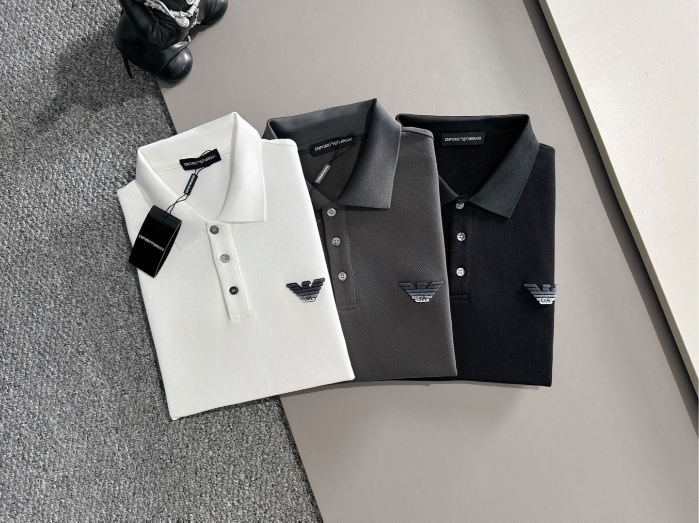 NO:471242,Armani/Armani New products for spring and summer 2025 are available in new products, complete three standards, lapel short-sleeved POLO shirt, no need to introduce too much good products, look at the details, counter number M-XXXL 175/140 Suggestions,,,armani,armani,T-shirt,alexander wang19860909Armani/阿玛尼 2025年春夏新品上新 三标齐全 翻领短袖POLO衫 好货不用过多介绍 看细节 专柜码数M-XXXL 175/140建议L,,,armani,armani,T-shirt,alexander wang,Men's clothing