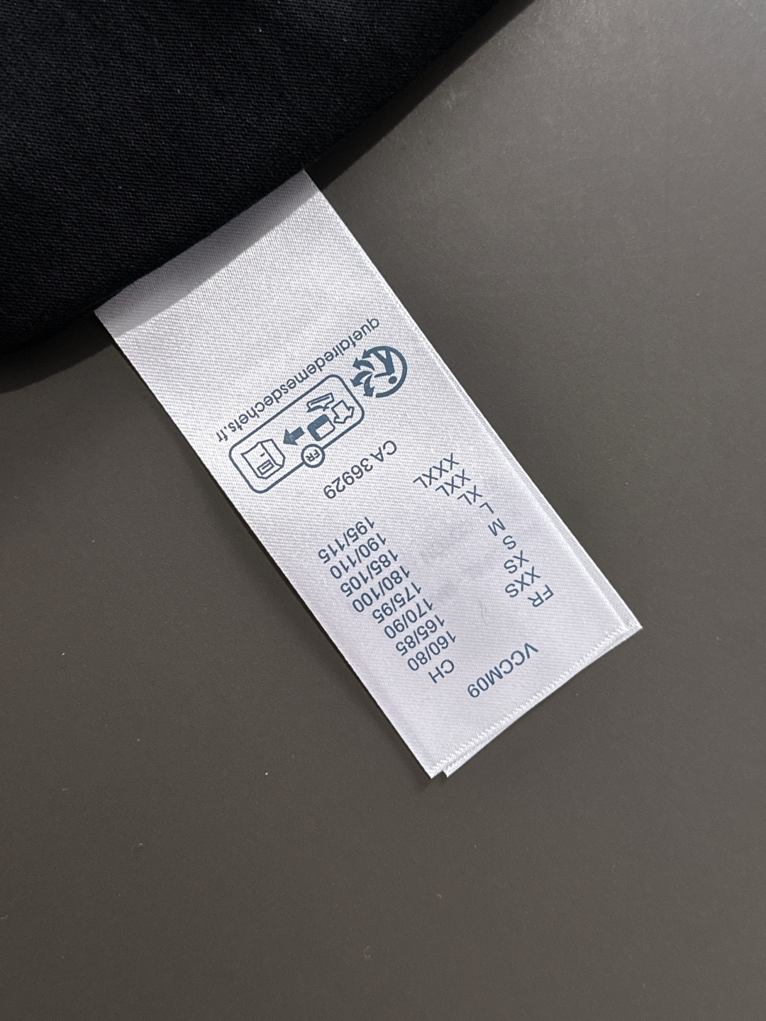 1V 2025SS春夏最新款圆领时尚短袖T恤，官网同步，专柜纯棉面料！贴肤舒适，耐看又好穿，经典简约lo