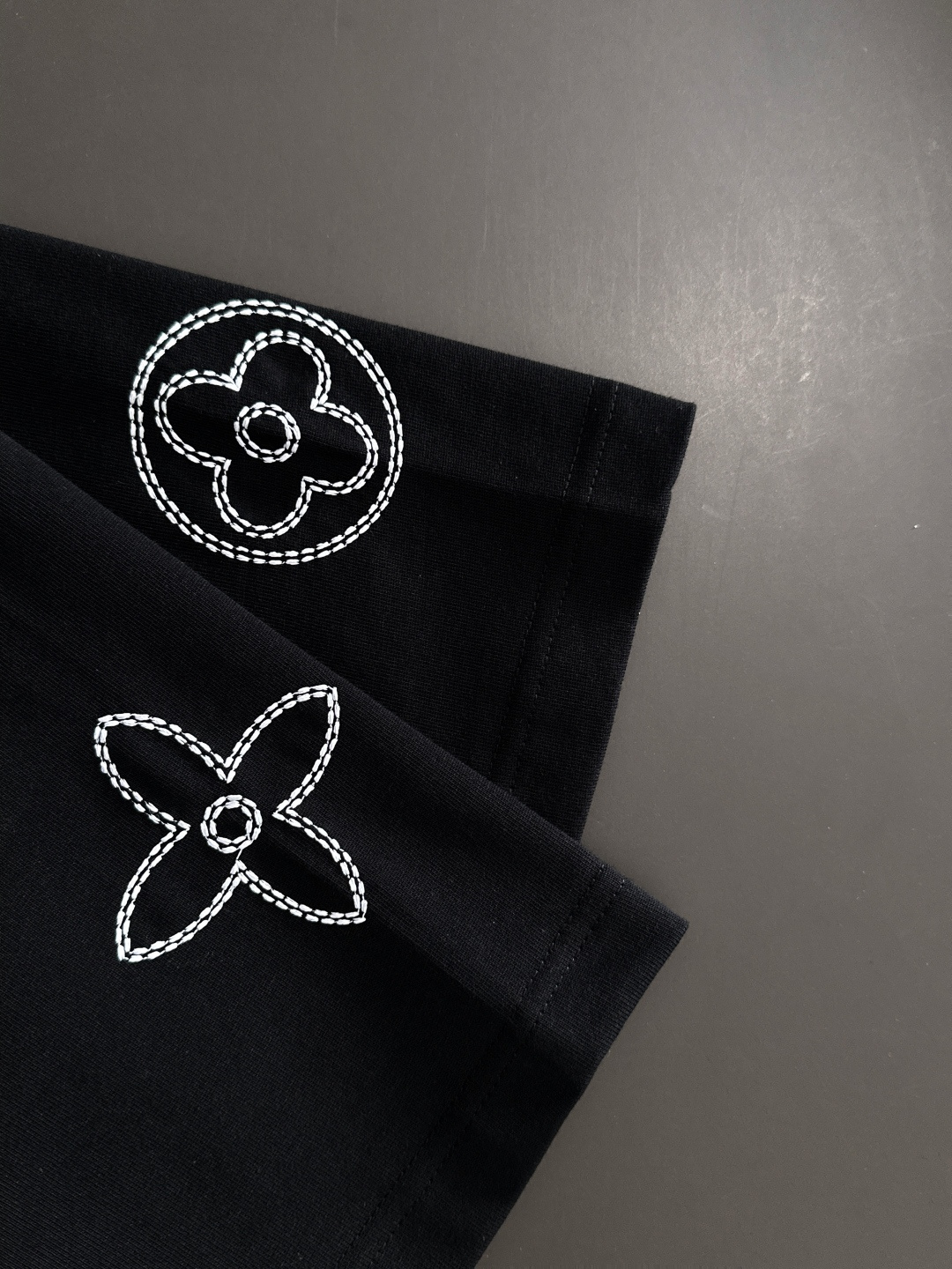 1V 2025SS春夏最新款圆领时尚短袖T恤，官网同步，专柜纯棉面料！贴肤舒适，耐看又好穿，经典简约lo