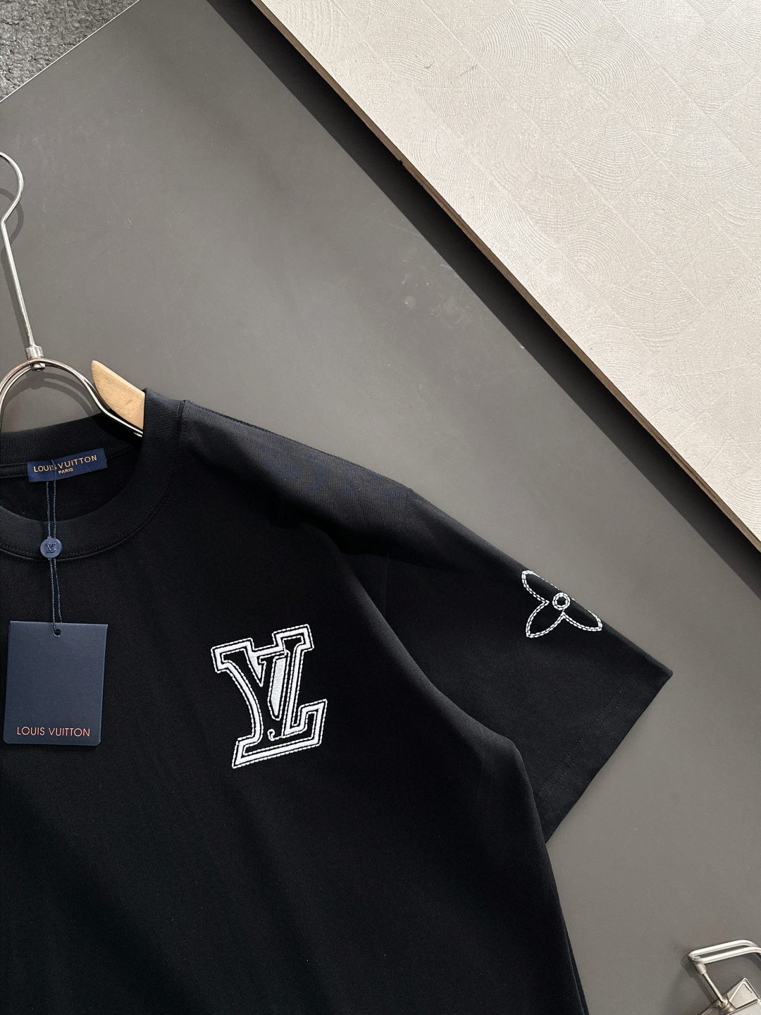 1V 2025SS春夏最新款圆领时尚短袖T恤，官网同步，专柜纯棉面料！贴肤舒适，耐看又好穿，经典简约lo