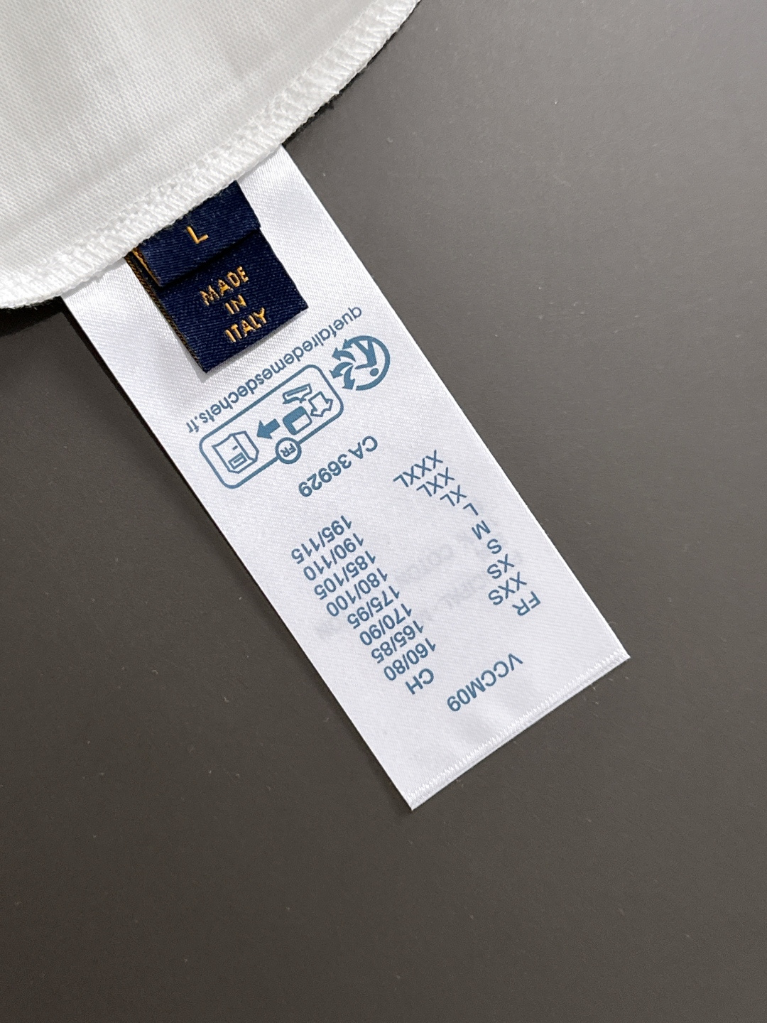 1V 2025SS春夏最新款圆领时尚短袖T恤，官网同步，专柜纯棉面料！贴肤舒适，耐看又好穿，经典简约lo