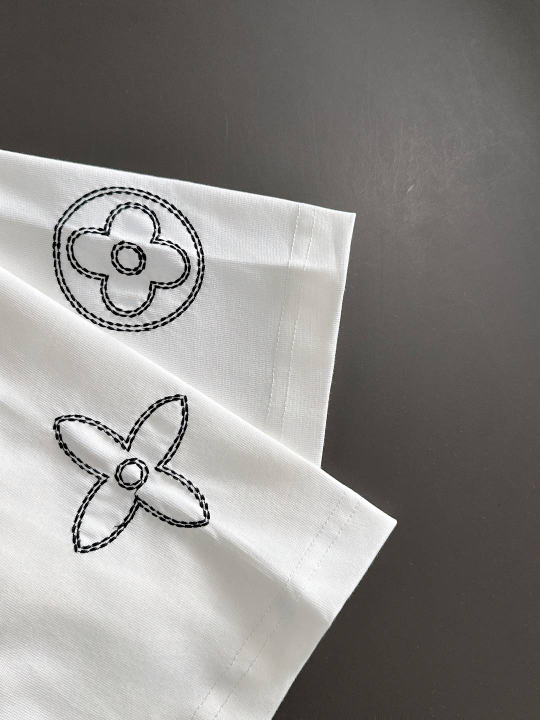 1V 2025SS春夏最新款圆领时尚短袖T恤，官网同步，专柜纯棉面料！贴肤舒适，耐看又好穿，经典简约lo