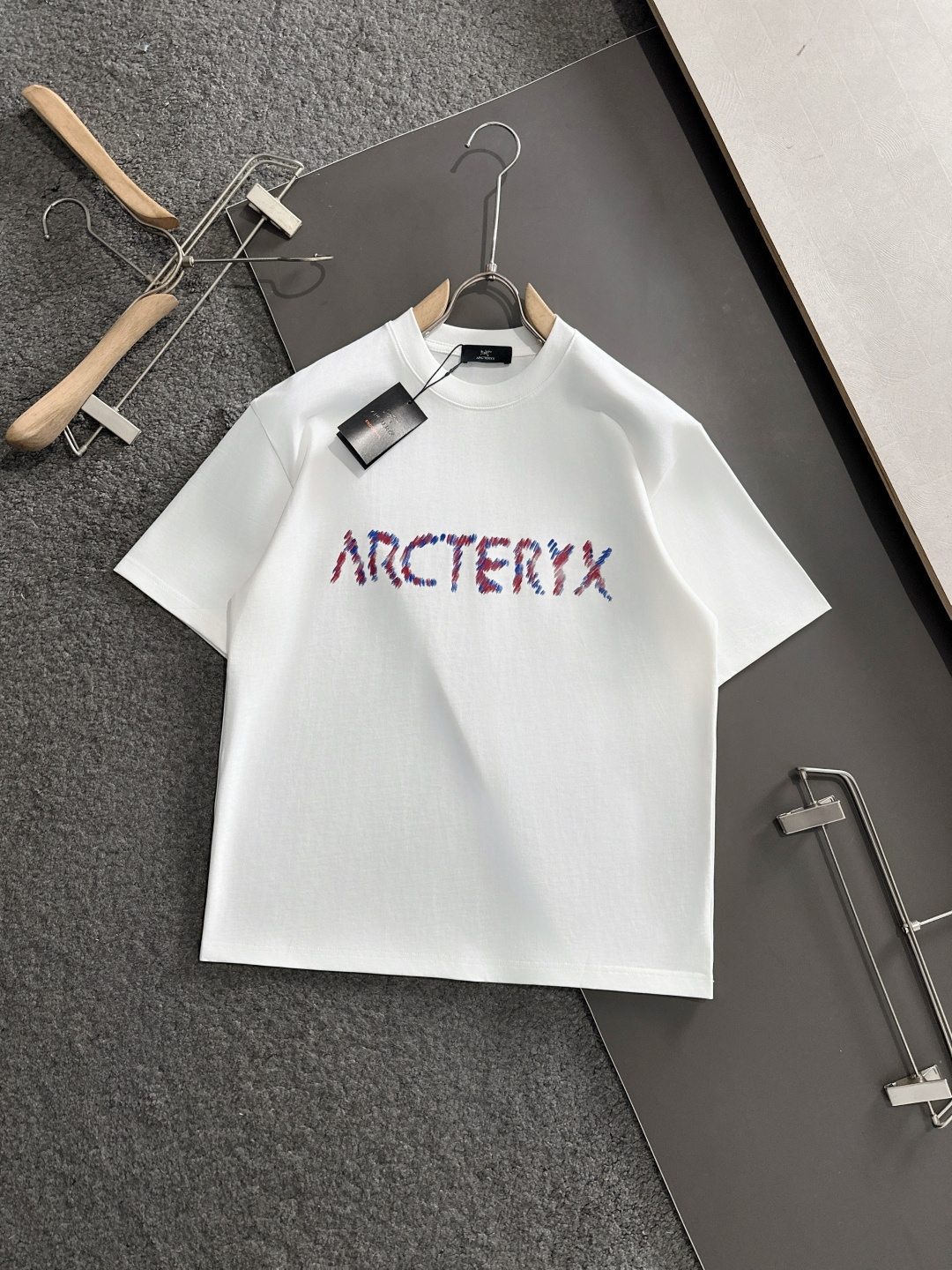 NO:439939,The latest and most top hand-painted model of ARC 25SS echoes texture short sleeves, counter short sleeves, top pure cotton quality counter original single short sleeves, top-level production process imported fabrics, counter models use imported high-end customized fabrics, and imported silk thread feels first-class!  Official website for sale!  Code number M-XXL, T-shirt,alexander wang19860909ARC 25SS最新最顶级手绘款前后幅呼应质感短袖,专柜款短袖,顶级纯棉品质专柜原单短袖,顶级制作工艺进口面料,专柜款采用进口高端订制面料,进口丝线手感一流！官网在售！码数M-XXL,,T-shirt,alexander wang,Men's clothing