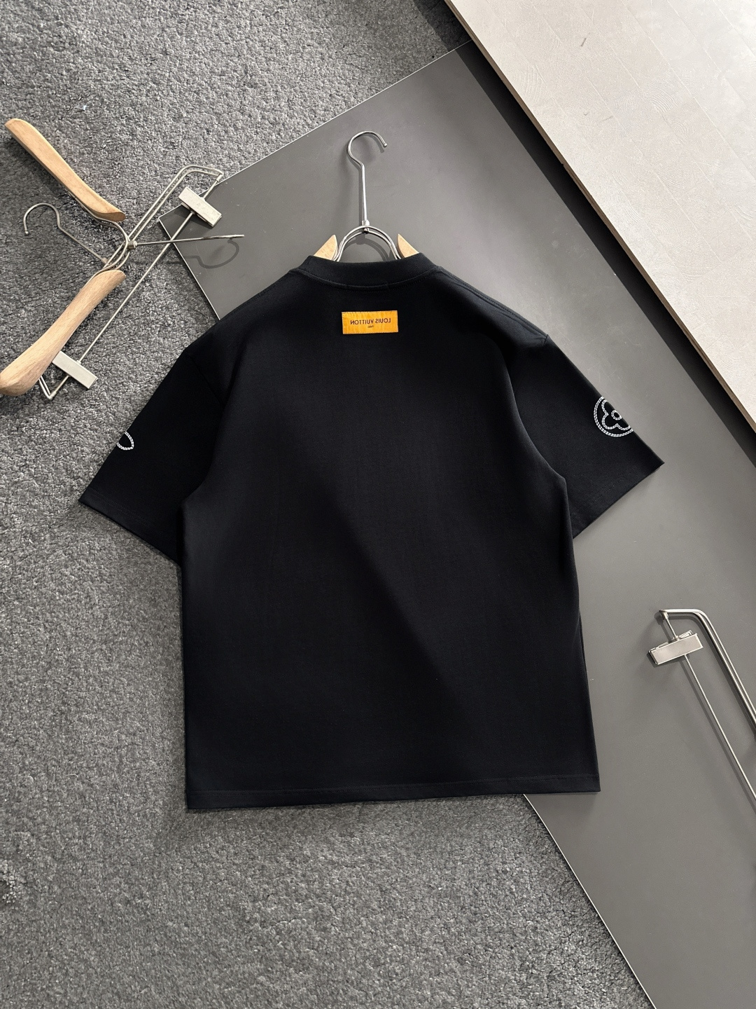 1V 2025SS春夏最新款圆领时尚短袖T恤，官网同步，专柜纯棉面料！贴肤舒适，耐看又好穿，经典简约lo