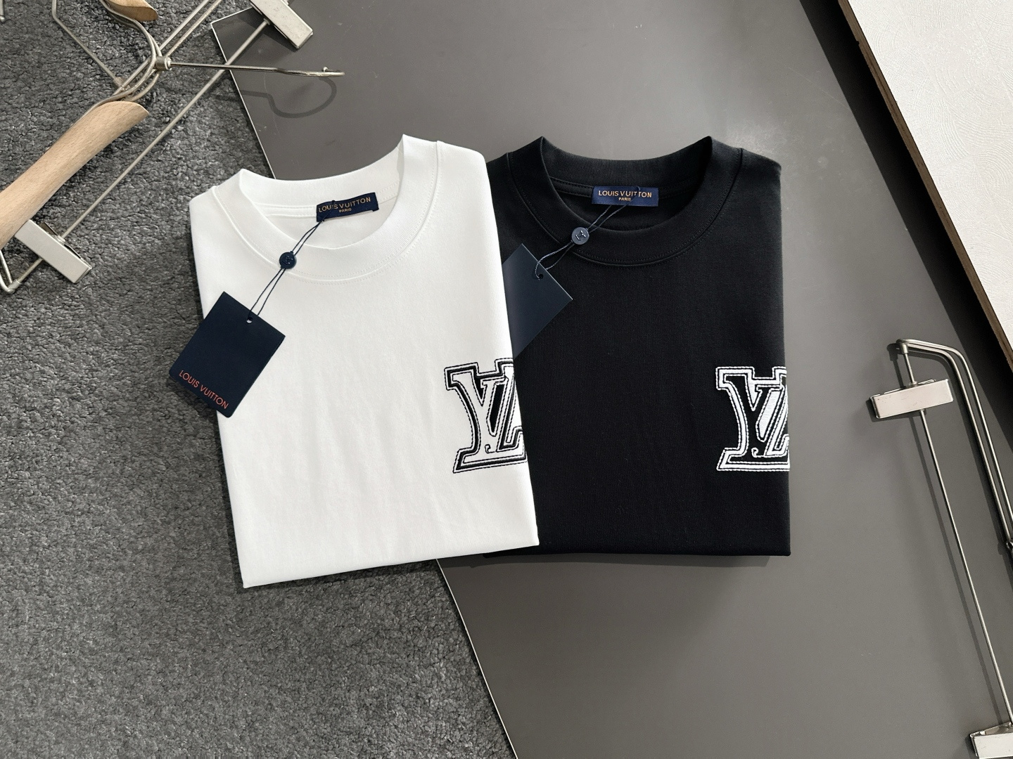 1V 2025SS春夏最新款圆领时尚短袖T恤，官网同步，专柜纯棉面料！贴肤舒适，耐看又好穿，经典简约lo