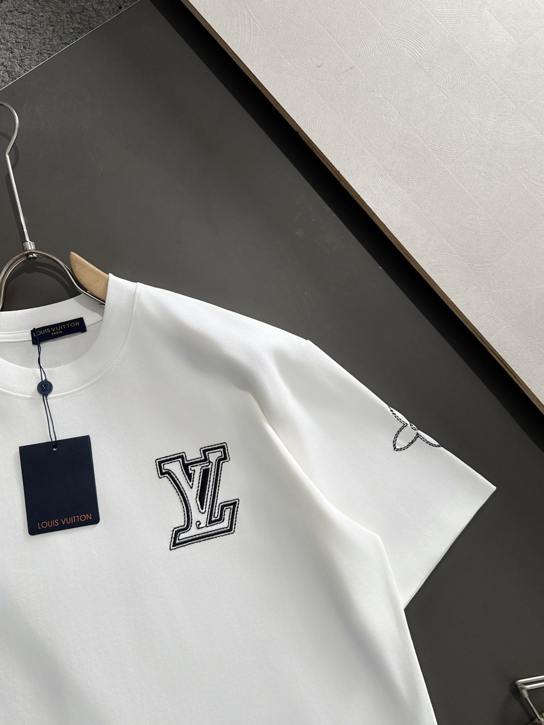 1V 2025SS春夏最新款圆领时尚短袖T恤，官网同步，专柜纯棉面料！贴肤舒适，耐看又好穿，经典简约lo