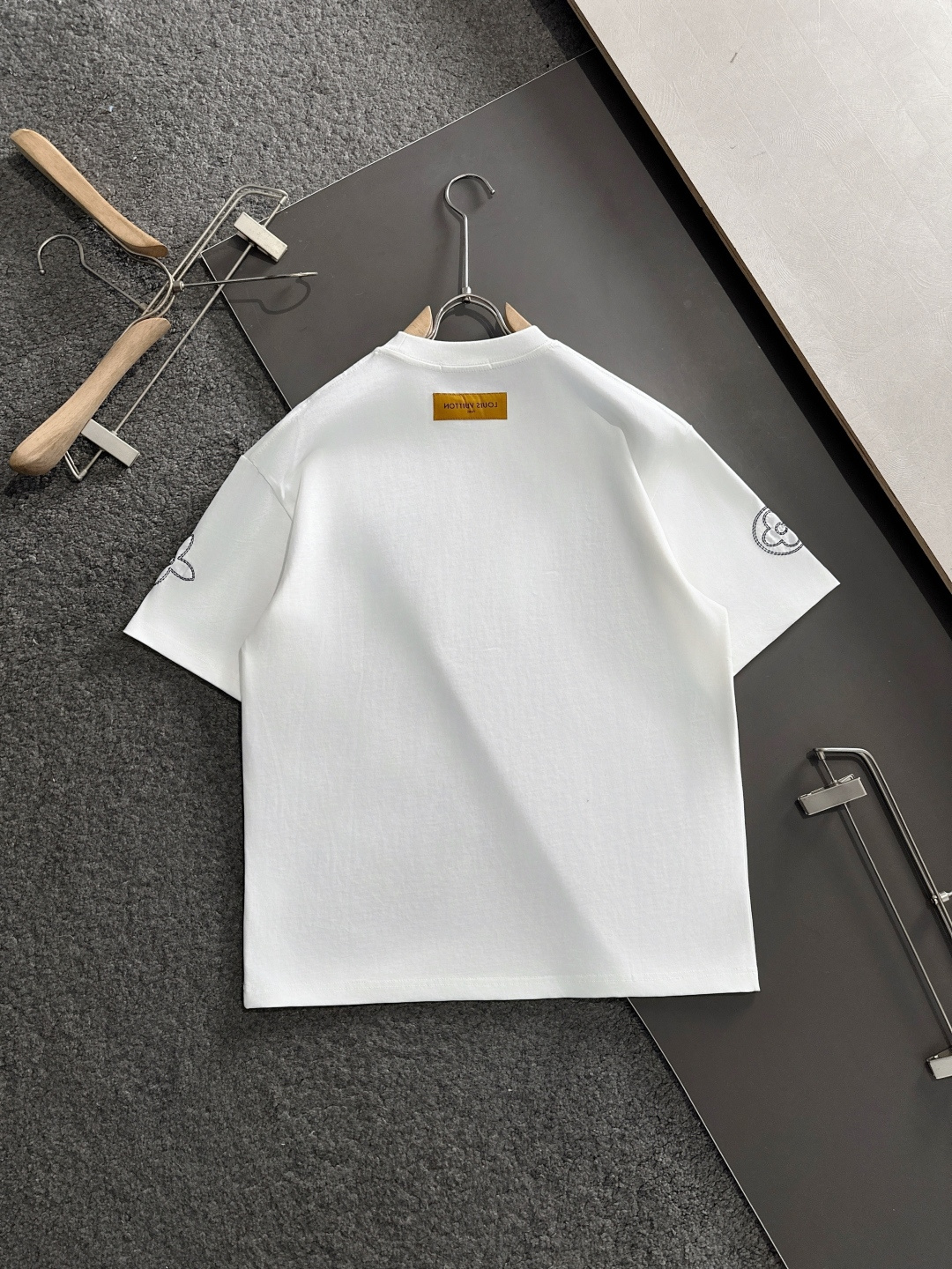 1V 2025SS春夏最新款圆领时尚短袖T恤，官网同步，专柜纯棉面料！贴肤舒适，耐看又好穿，经典简约lo