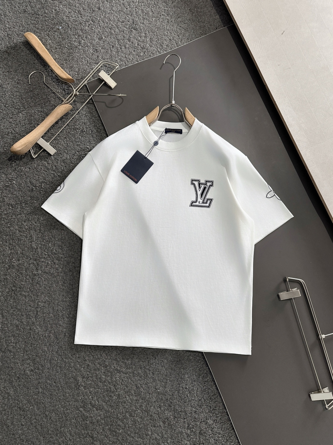 1V 2025SS春夏最新款圆领时尚短袖T恤，官网同步，专柜纯棉面料！贴肤舒适，耐看又好穿，经典简约lo