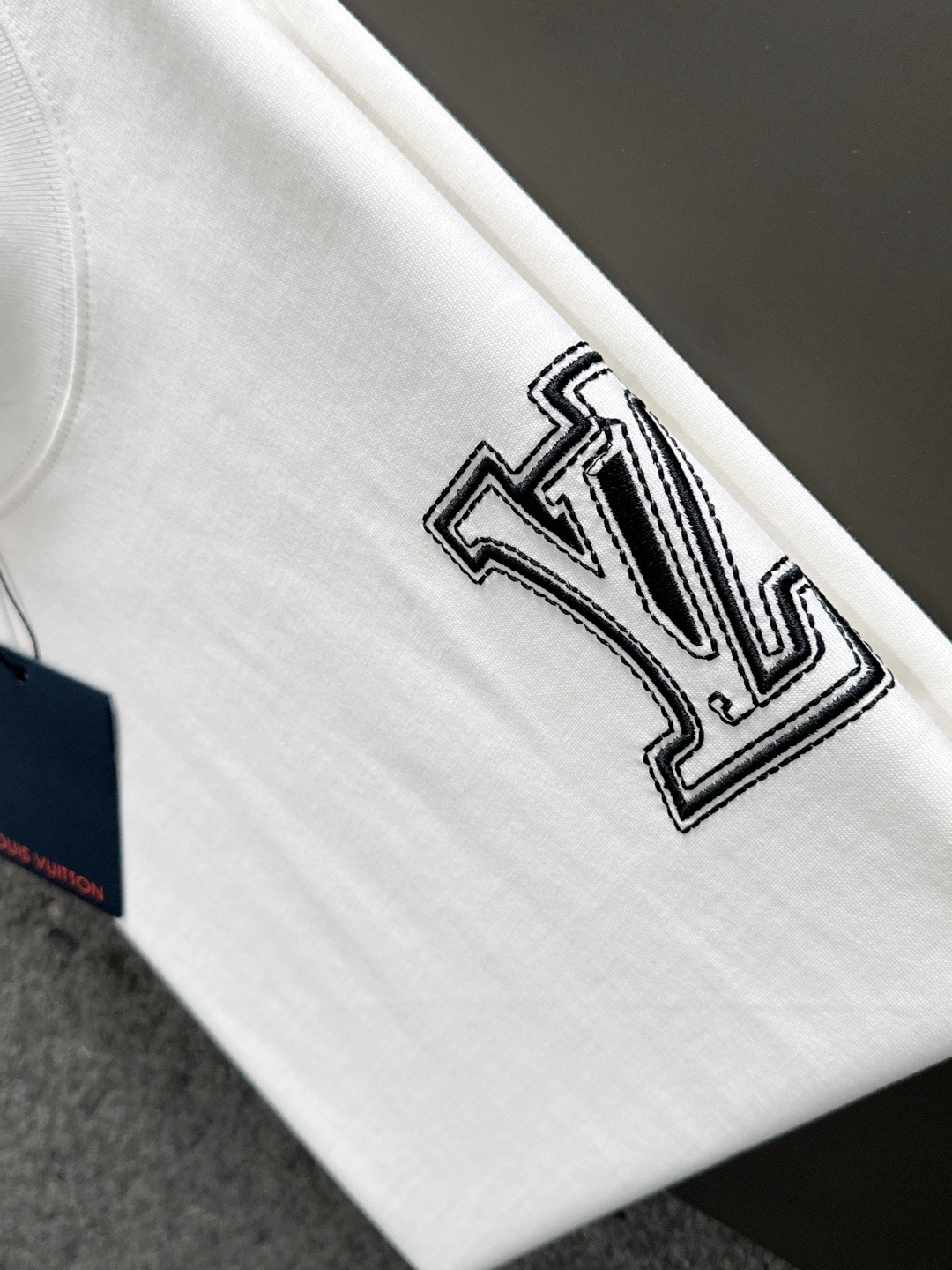 1V 2025SS春夏最新款圆领时尚短袖T恤，官网同步，专柜纯棉面料！贴肤舒适，耐看又好穿，经典简约lo