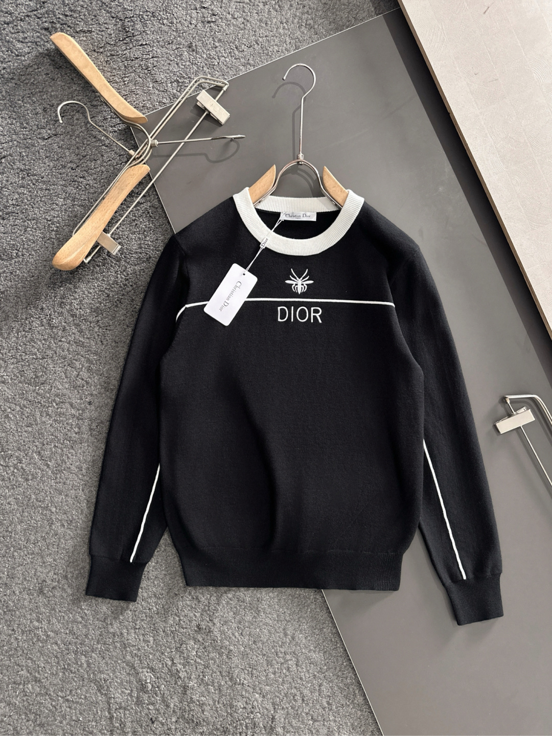 CD 2025秋冬提花➕刺绣新款简约圆领针织羊毛衫，精致工艺专柜面料，顶级元素融合打造，经典3标齐全，潮