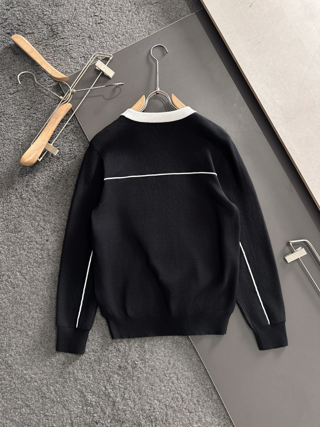 CD 2025秋冬提花➕刺绣新款简约圆领针织羊毛衫，精致工艺专柜面料，顶级元素融合打造，经典3标齐全，潮