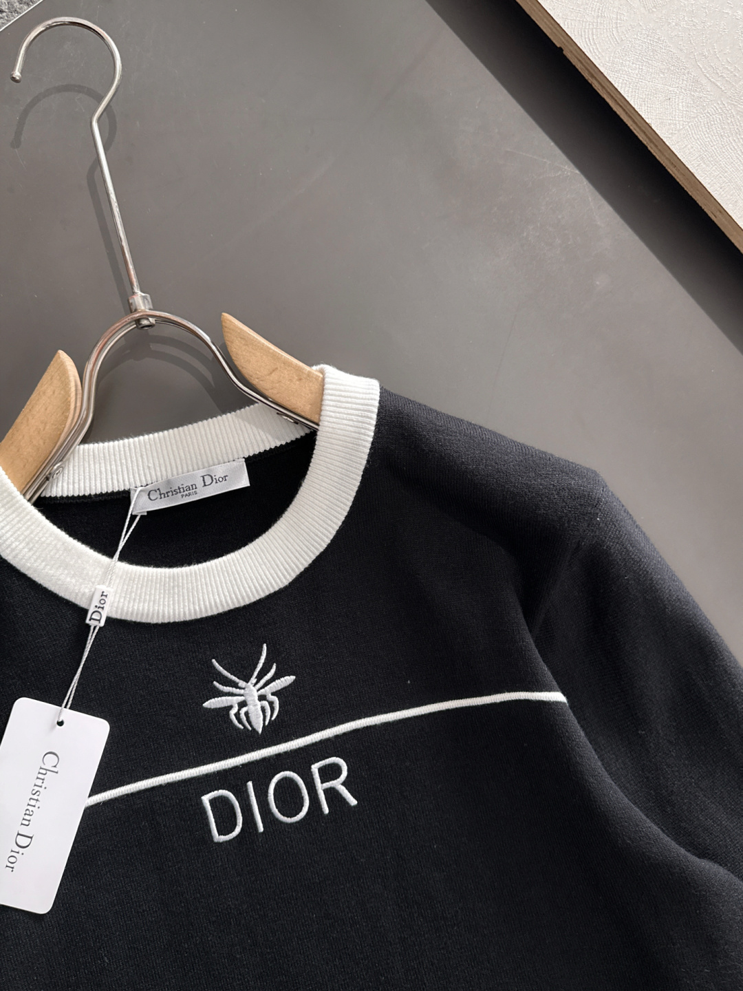 CD 2025秋冬提花➕刺绣新款简约圆领针织羊毛衫，精致工艺专柜面料，顶级元素融合打造，经典3标齐全，潮