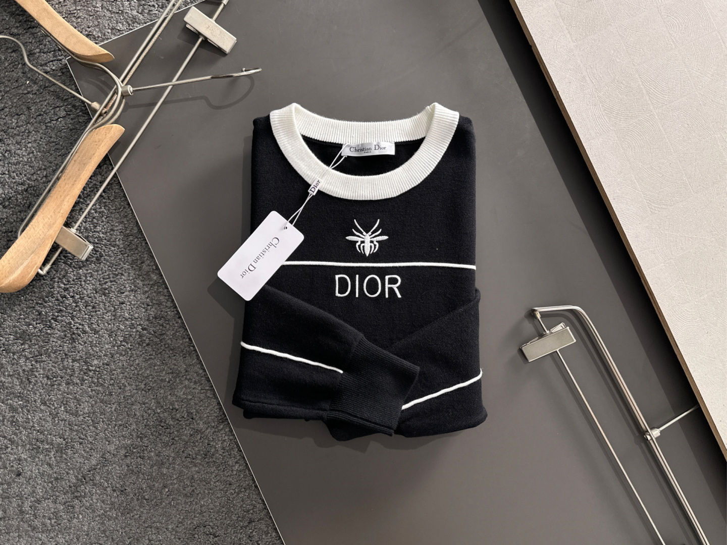 CD 2025秋冬提花➕刺绣新款简约圆领针织羊毛衫，精致工艺专柜面料，顶级元素融合打造，经典3标齐全，潮