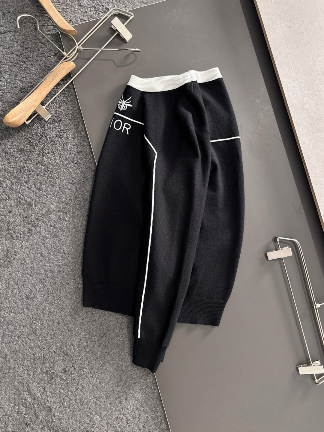 CD 2025秋冬提花➕刺绣新款简约圆领针织羊毛衫，精致工艺专柜面料，顶级元素融合打造，经典3标齐全，潮