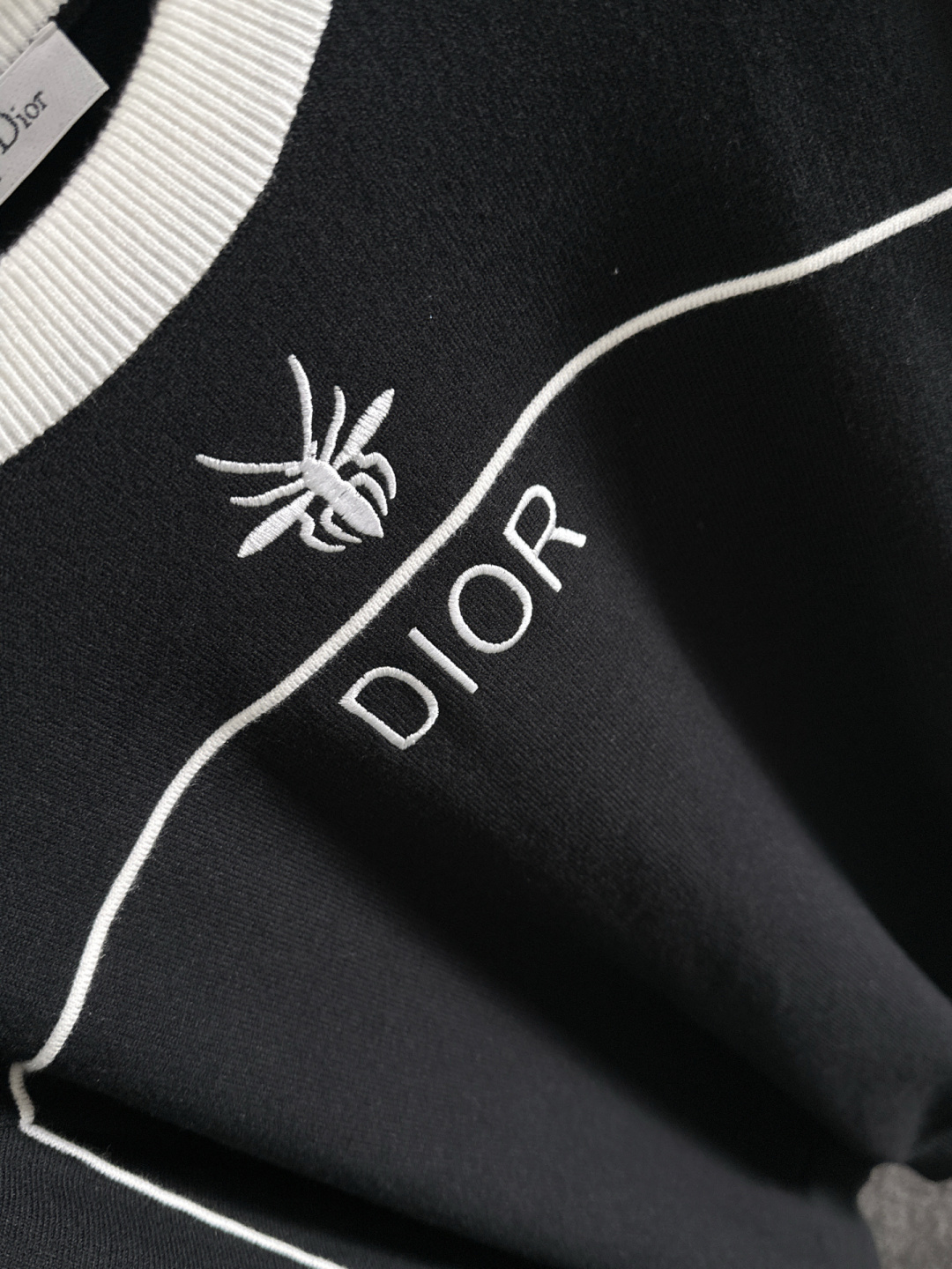 CD 2025秋冬提花➕刺绣新款简约圆领针织羊毛衫，精致工艺专柜面料，顶级元素融合打造，经典3标齐全，潮