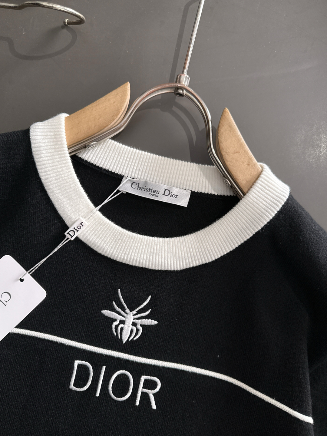 CD 2025秋冬提花➕刺绣新款简约圆领针织羊毛衫，精致工艺专柜面料，顶级元素融合打造，经典3标齐全，潮