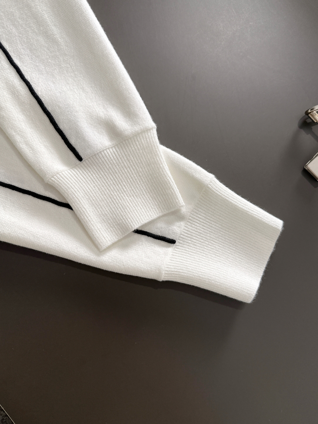 CD 2025秋冬提花➕刺绣新款简约圆领针织羊毛衫，精致工艺专柜面料，顶级元素融合打造，经典3标齐全，潮