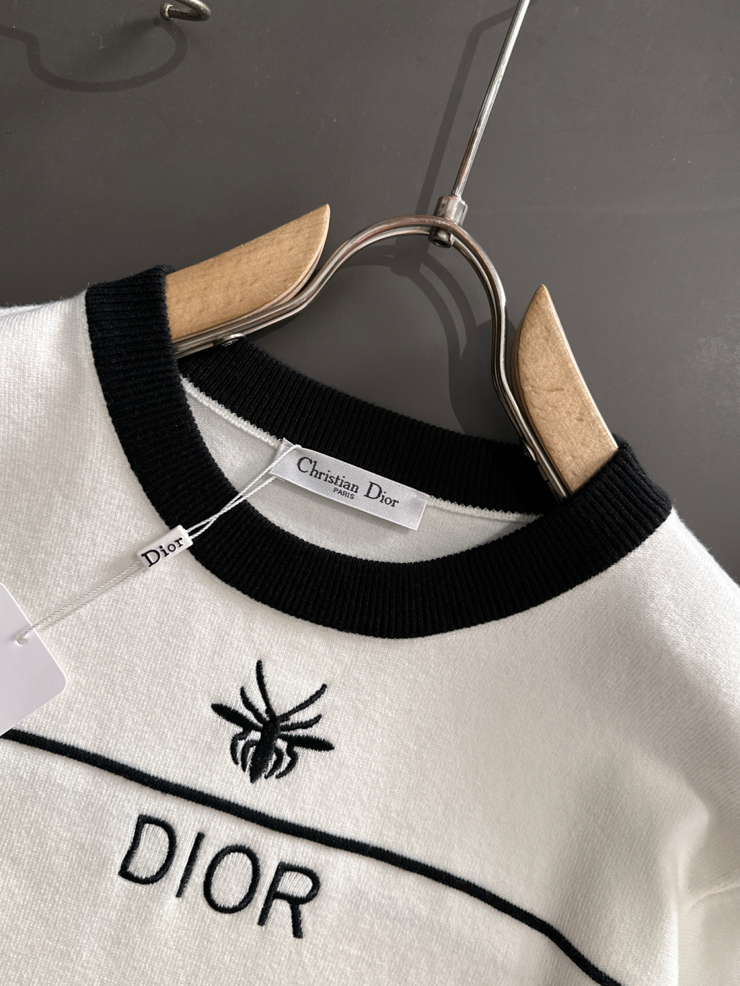 CD 2025秋冬提花➕刺绣新款简约圆领针织羊毛衫，精致工艺专柜面料，顶级元素融合打造，经典3标齐全，潮