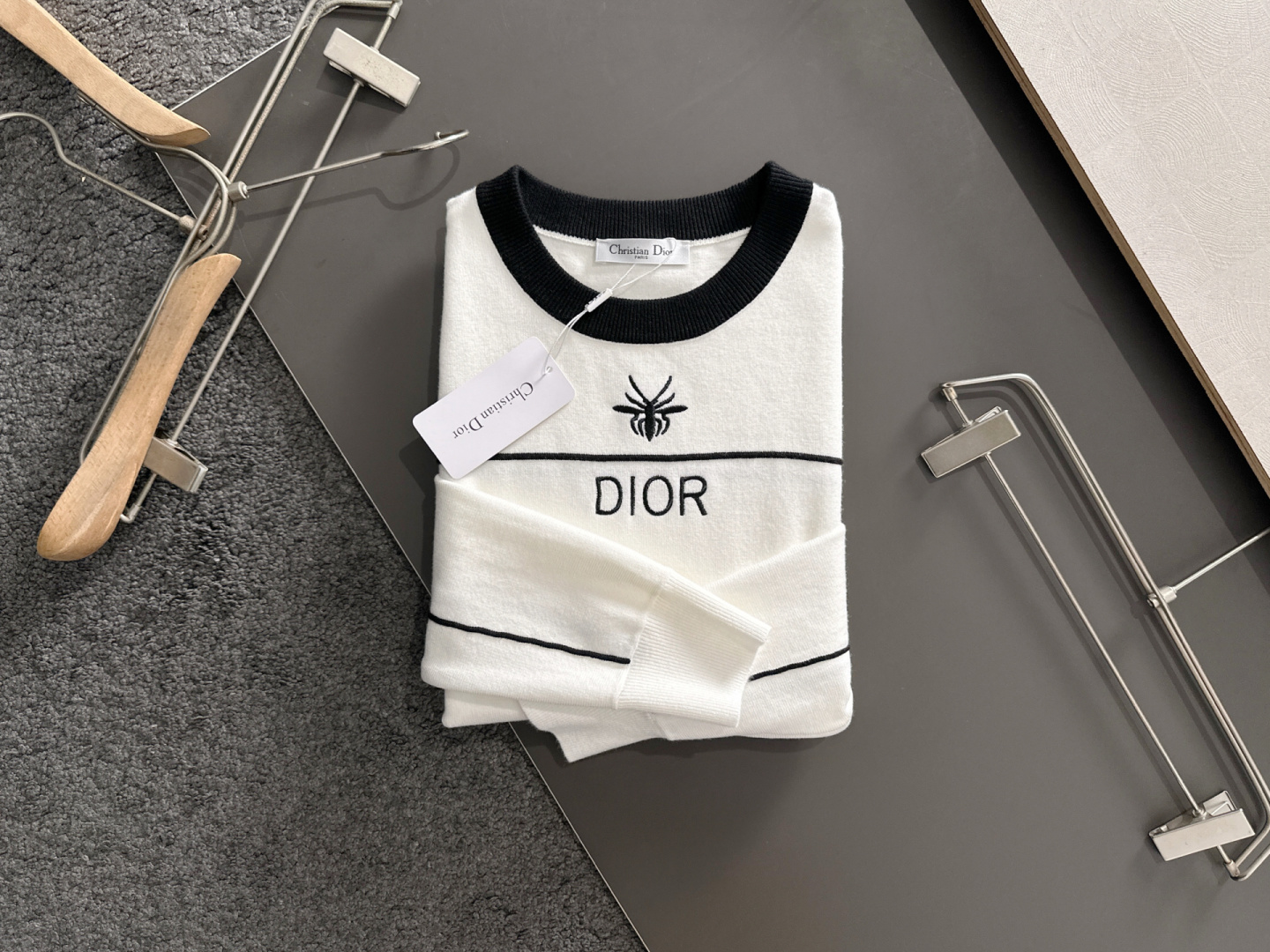 CD 2025秋冬提花➕刺绣新款简约圆领针织羊毛衫，精致工艺专柜面料，顶级元素融合打造，经典3标齐全，潮