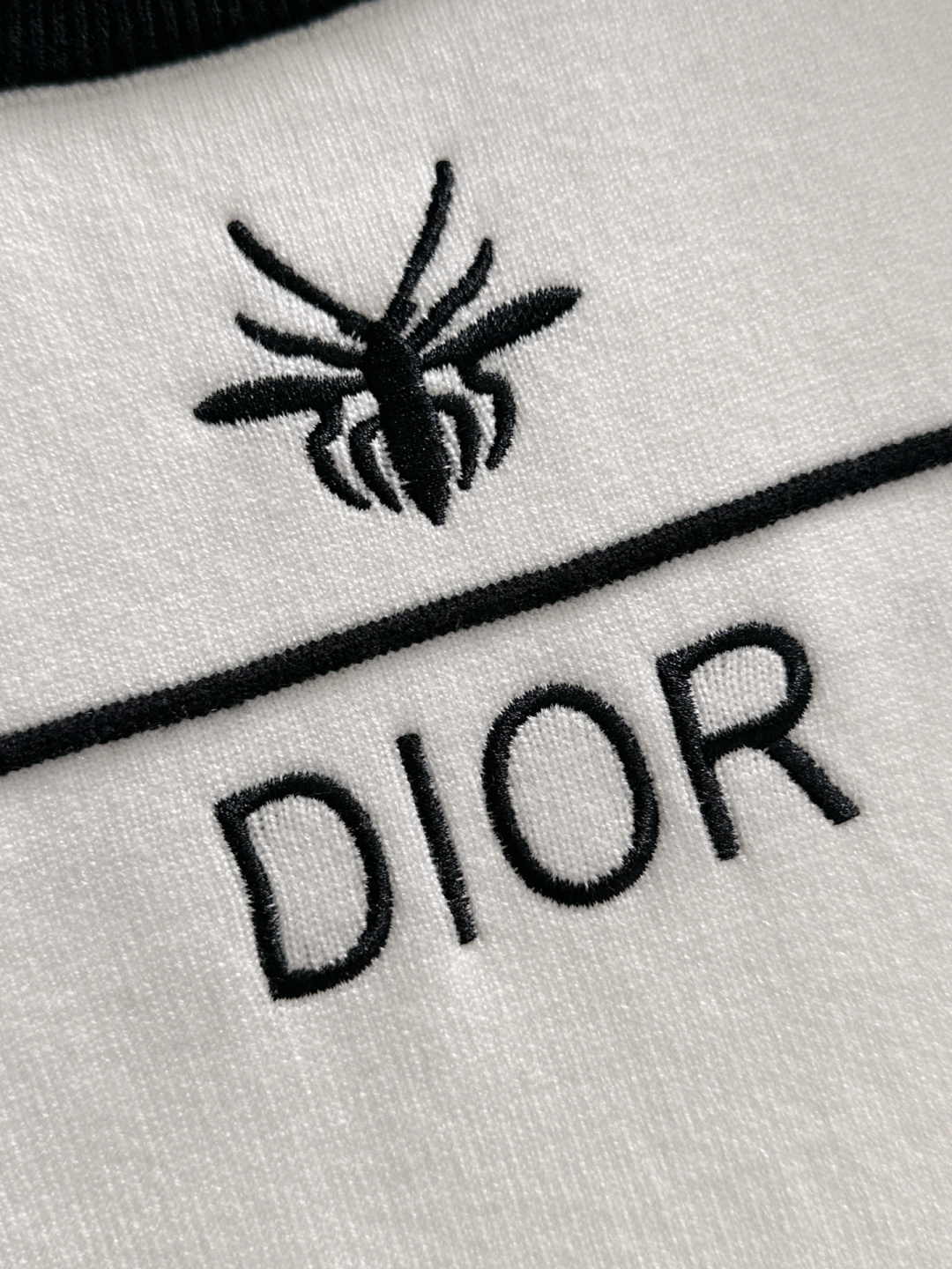 CD 2025秋冬提花➕刺绣新款简约圆领针织羊毛衫，精致工艺专柜面料，顶级元素融合打造，经典3标齐全，潮