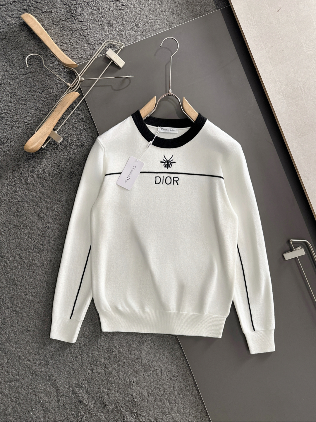 CD 2025秋冬提花➕刺绣新款简约圆领针织羊毛衫，精致工艺专柜面料，顶级元素融合打造，经典3标齐全，潮