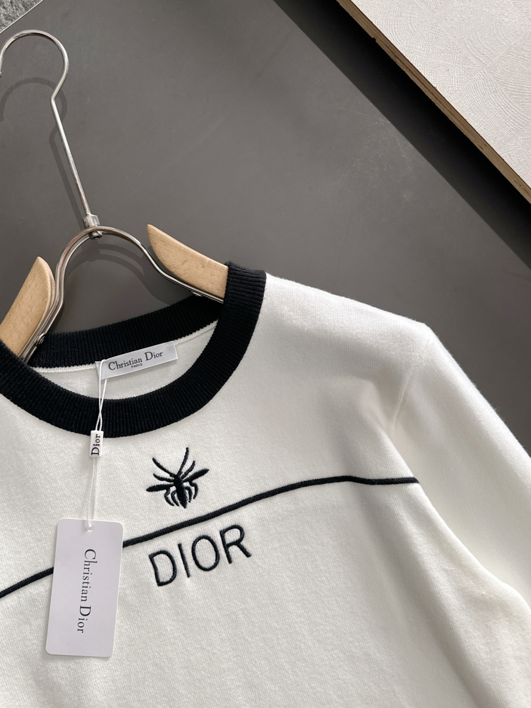 CD 2025秋冬提花➕刺绣新款简约圆领针织羊毛衫，精致工艺专柜面料，顶级元素融合打造，经典3标齐全，潮