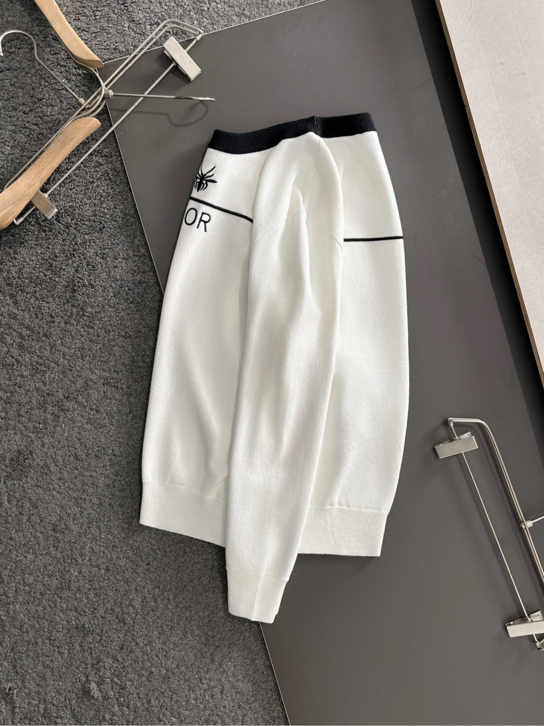 CD 2025秋冬提花➕刺绣新款简约圆领针织羊毛衫，精致工艺专柜面料，顶级元素融合打造，经典3标齐全，潮