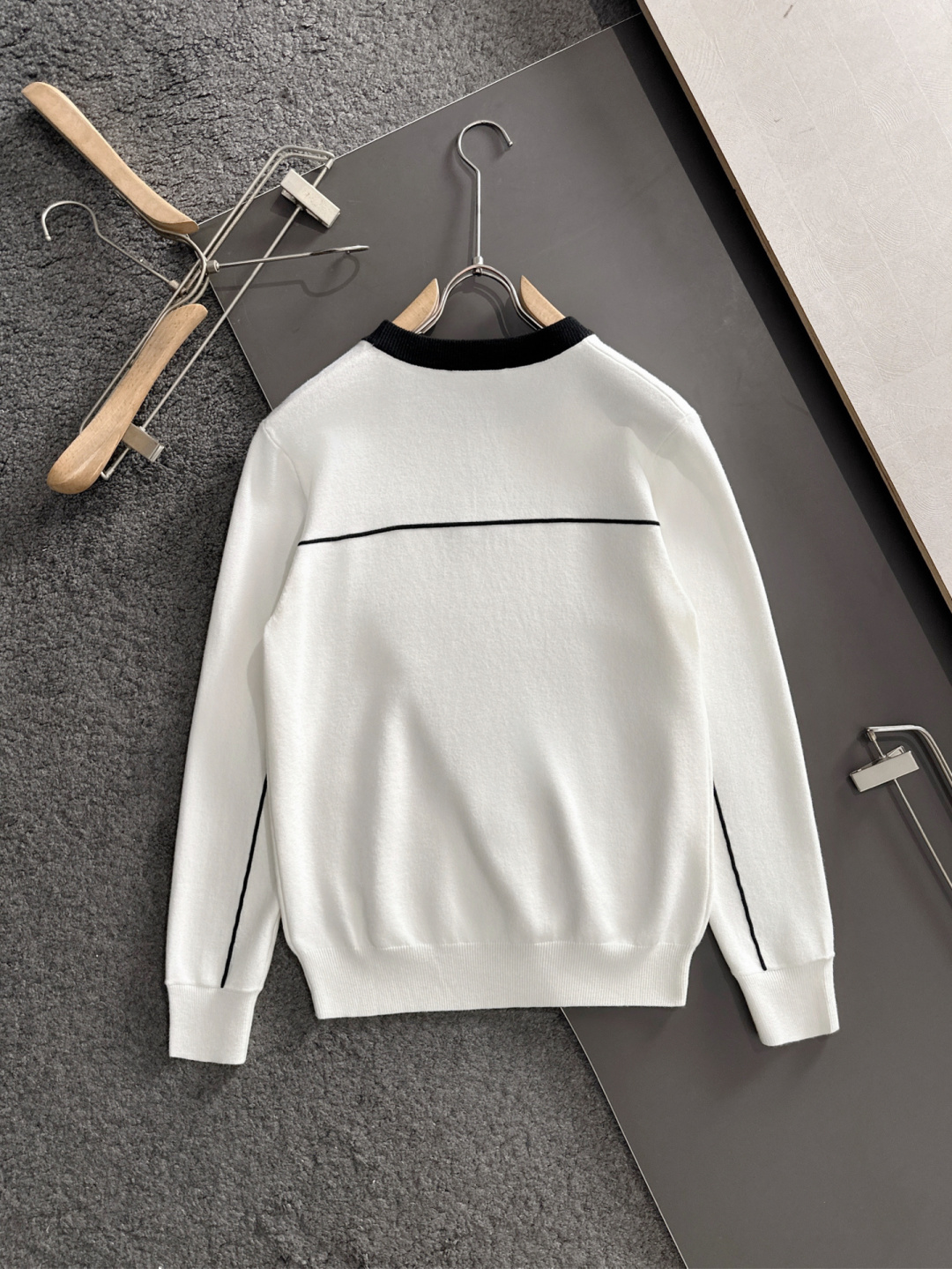 CD 2025秋冬提花➕刺绣新款简约圆领针织羊毛衫，精致工艺专柜面料，顶级元素融合打造，经典3标齐全，潮