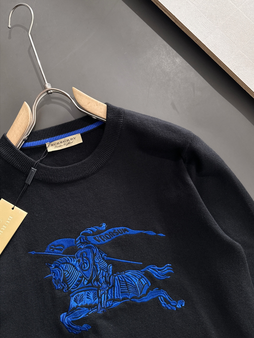 BBR 爆款回货 2025秋冬提花➕刺绣新款简约圆领针织羊毛衫，精致工艺专柜面料，顶级元素融合打造，经典